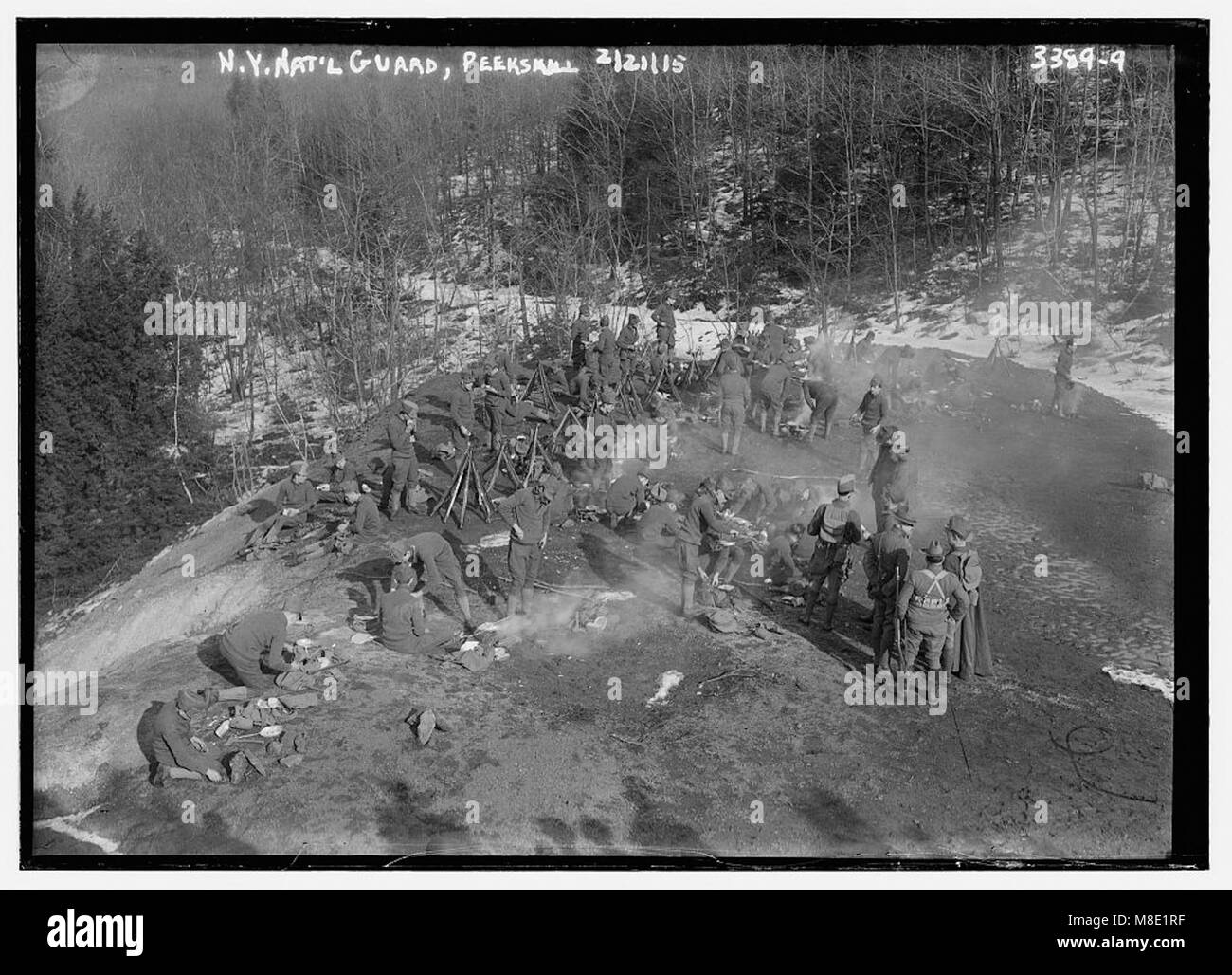 Die New Yorker Nationalgarde in Peekskill, New York, ist in diesem Bild festgehalten und spiegelt die militärische Präsenz und Aktivitäten in der Region während des frühen 20. Jahrhunderts wider. Stockfoto Die New Yorker Nationalgarde in Peekskill, New York, ist in diesem Bild festgehalten und spiegelt die militärische Präsenz und Aktivitäten in der Region während des frühen 20. Jahrhunderts wider. Stockfoto