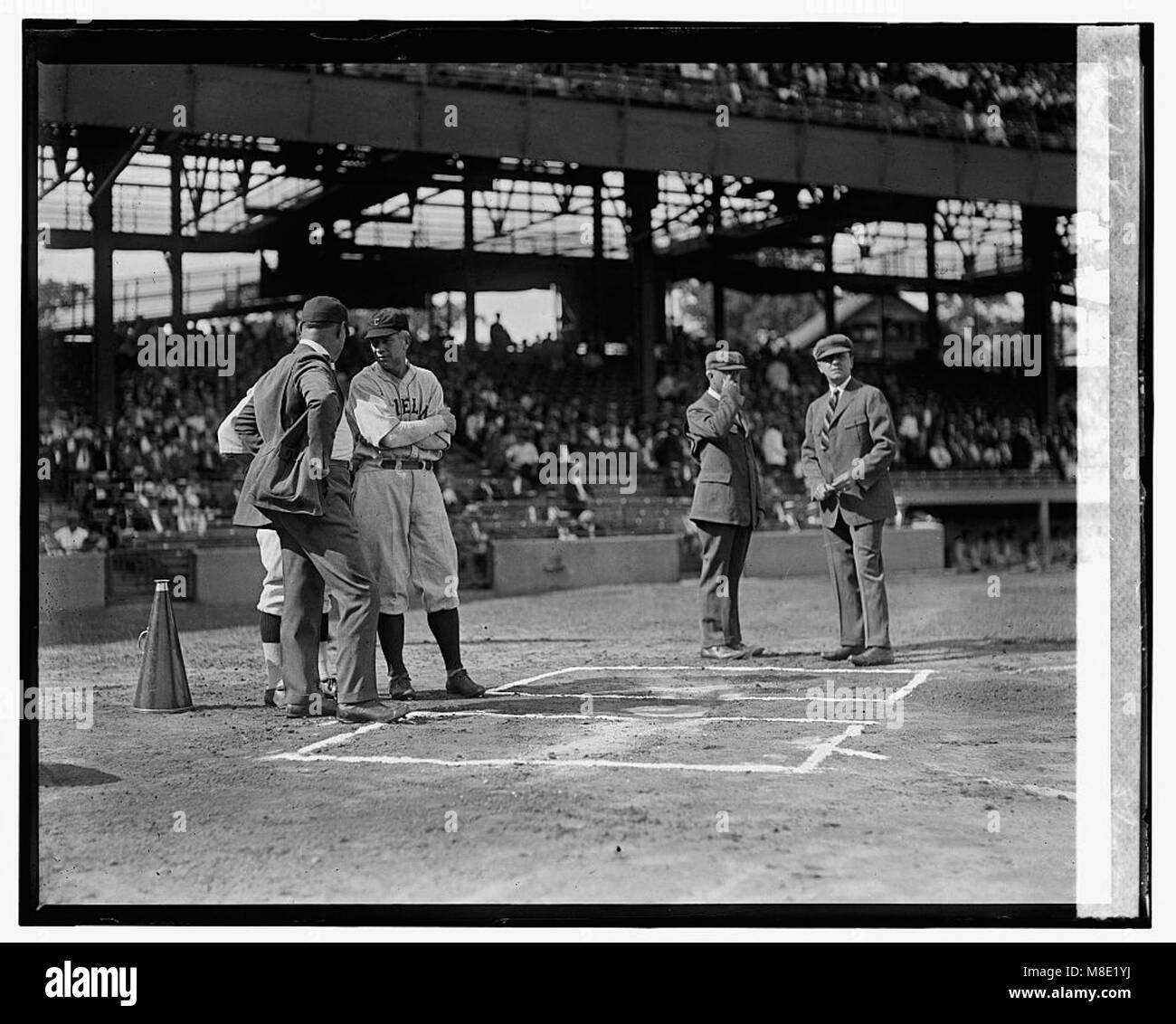 Neue braunoliv Uniformen für die Schiedsrichter, 8-12-24 LOC npcc. 11948 Stockfoto