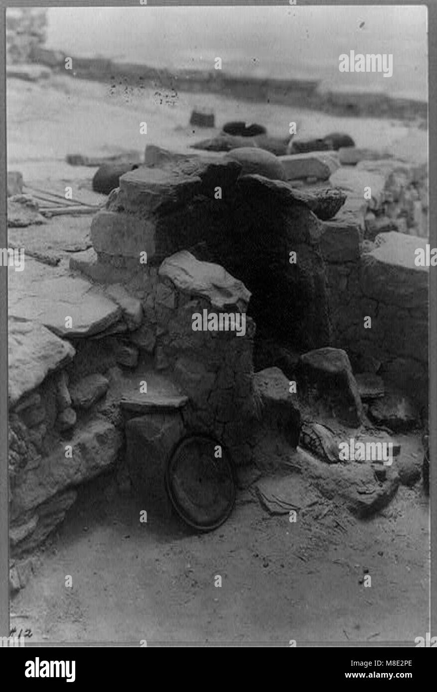 Ein Stein- und lehmziegelofen im Hopi-Land des Mouqi-Indianerreservats in Mishongnovi auf der zweiten Mesa in Arizona. Dieses Bild zeigt die traditionelle Konstruktion und Lebensweise der Pueblo-Indianer. Stockfoto