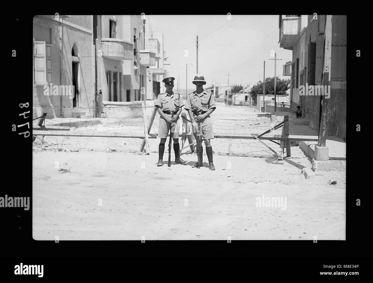 Ein historisches Bild, das die Barrikade zwischen Jaffa-Tel-Aviv und jüdische und britische KonstantInnen während einer Konfliktphase repräsentieren. Stockfoto