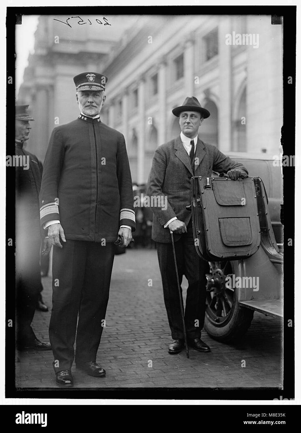 Ein historisches Foto von Franklin Delano Roosevelt neben Admiral Sims. Dieses Bild spiegelt ihre gemeinsame Führung in US-Militärangelegenheiten während des frühen 20. Jahrhunderts wider. Stockfoto