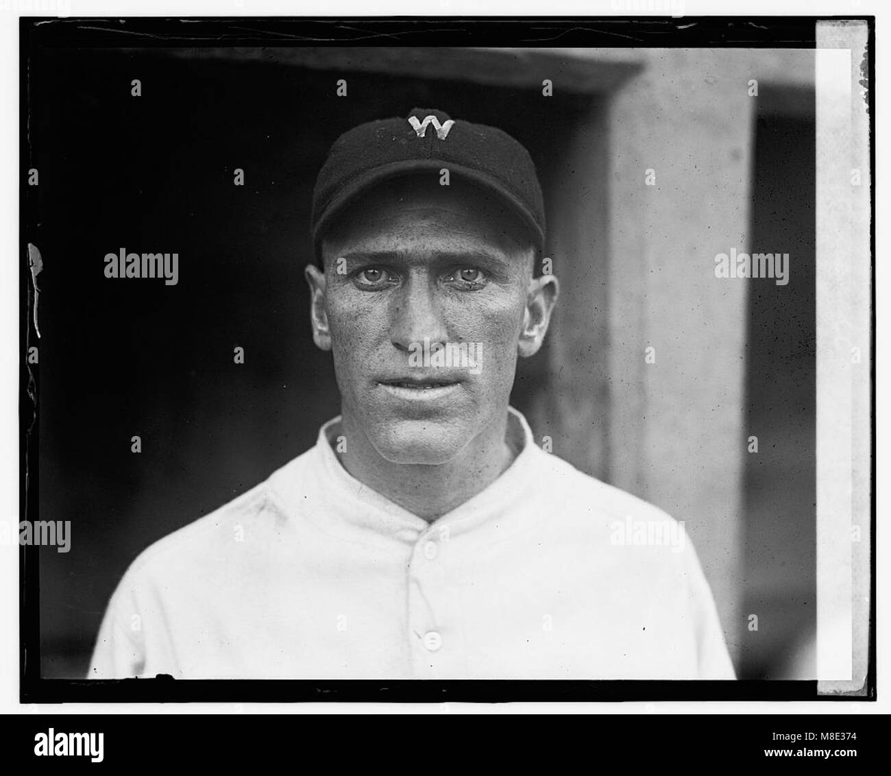 Ein historisches Foto eines Individuums namens Russell, aufgenommen in einem formalen Setting. Das Bild gibt einen Einblick in das Leben und die Kleidung dieser Person während des späten 19. Oder frühen 20. Jahrhunderts. Stockfoto