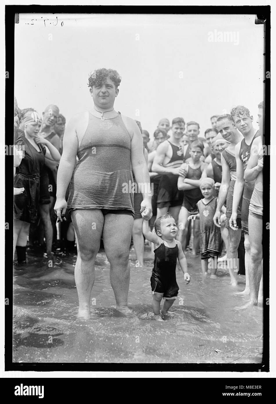 Ein Foto, das einen Schönheitswettbewerb im Tidal Basin, Washington, D.C. zeigt, wie sich die Teilnehmer entlang der Uferpromenade posieren und die amerikanischen Schönheitswettbewerbe des frühen 20. Jahrhunderts und gesellschaftliche Veranstaltungen im Freien widerspiegeln. Stockfoto
