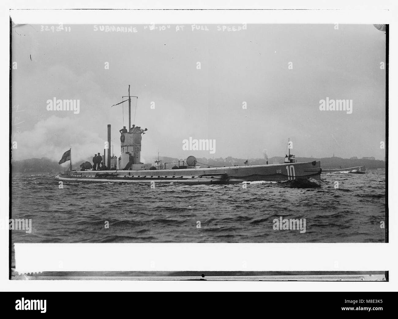 Ein Foto des deutschen U-Bootes U-10, das mit voller Geschwindigkeit unterwegs ist. Dieses Bild aus dem frühen 20. Jahrhundert fängt die Macht und das Design militärischer U-Boote während des Ersten Weltkriegs ein Stockfoto
