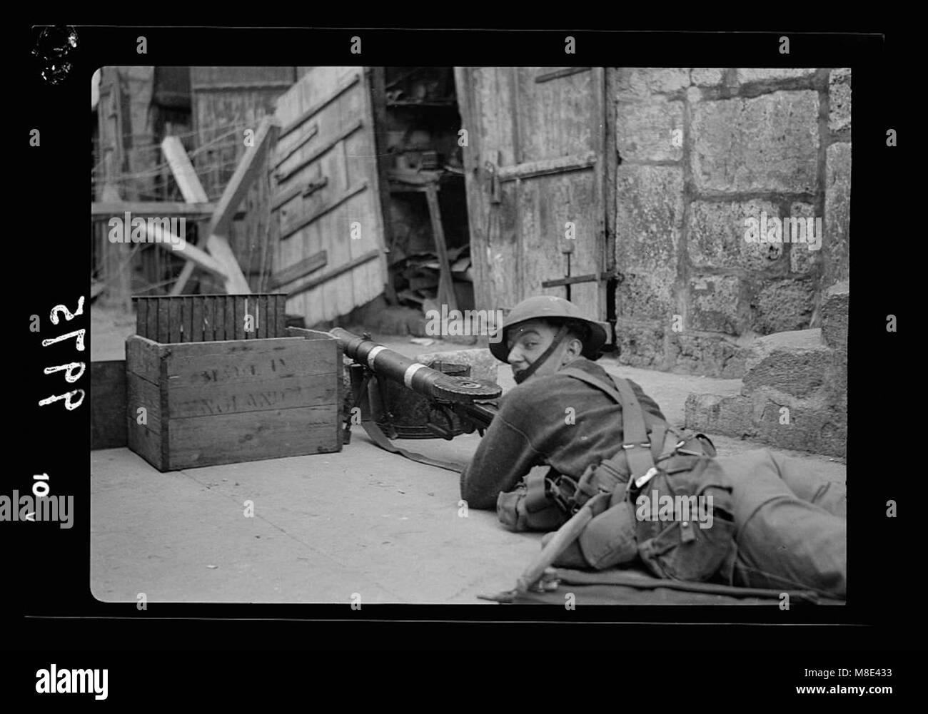 Ein Nahaufnahme-Bild, das einen Maschinenschützen in der Altstadt von Jerusalem während der Belagerung zeigt und eine lebendige Momentaufnahme des militärischen Lebens in diesem historischen Moment bietet. Stockfoto