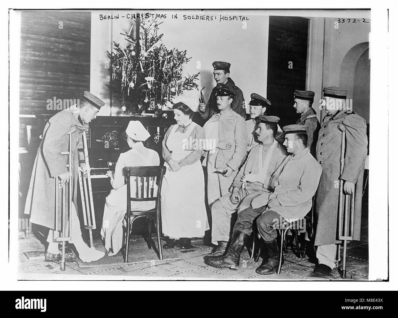 Dieses Bild zeigt eine Weihnachtsszene in einem Soldatenkrankenhaus in Berlin, in der Soldaten den Feiertag feiern, während sie sich von den Not des Krieges erholen. Sie spiegelt die Widerstandsfähigkeit und den Geist des Militärs während des Krieges wider. Stockfoto Dieses Bild zeigt eine Weihnachtsszene in einem Soldatenkrankenhaus in Berlin, in der Soldaten den Feiertag feiern, während sie sich von den Not des Krieges erholen. Sie spiegelt die Widerstandsfähigkeit und den Geist des Militärs während des Krieges wider. Stockfoto
