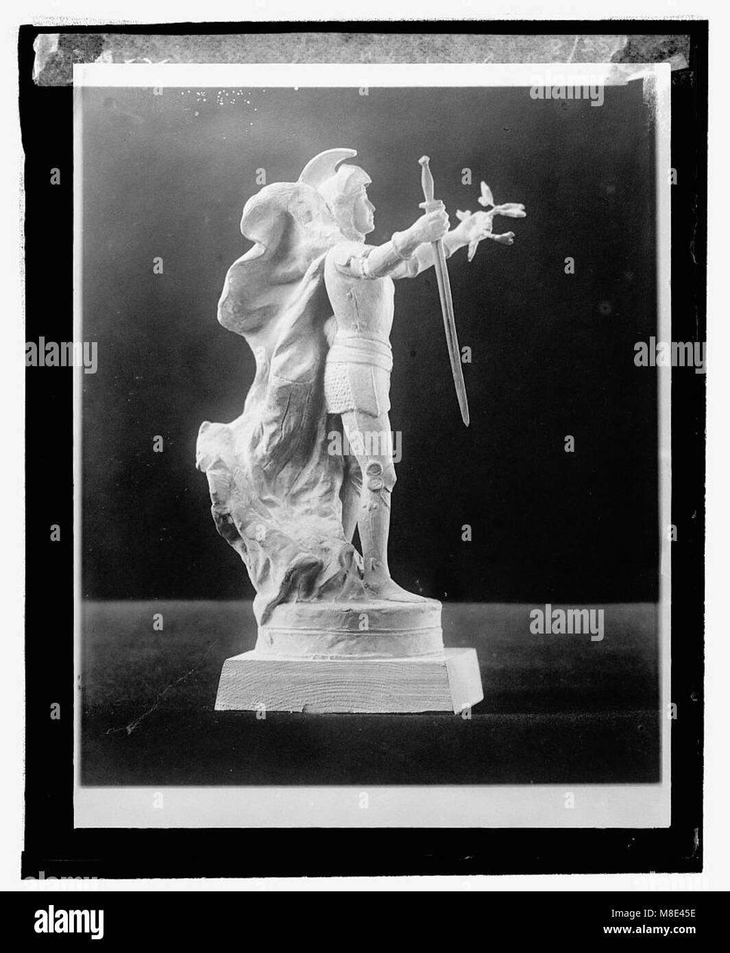 Eine politische Illustration mit dem Titel „Preparedness“ von W. Clark Noble, erstellt am 25. August 1924. Das Kunstwerk reflektiert Themen der Bereitschaft und Verteidigung, wahrscheinlich im Kontext militärischer oder politischer Ereignisse während dieser Zeit. Stockfoto