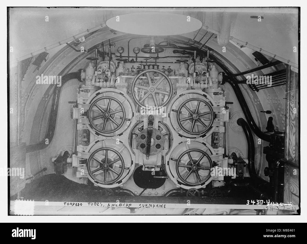 Ein detailliertes Foto von Torpedoröhren auf einem amerikanischen U-Boot, das die militärische Technologie während des Krieges zeigt. Das Bild zeigt das Design und die Funktionalität der Anlage. Stockfoto