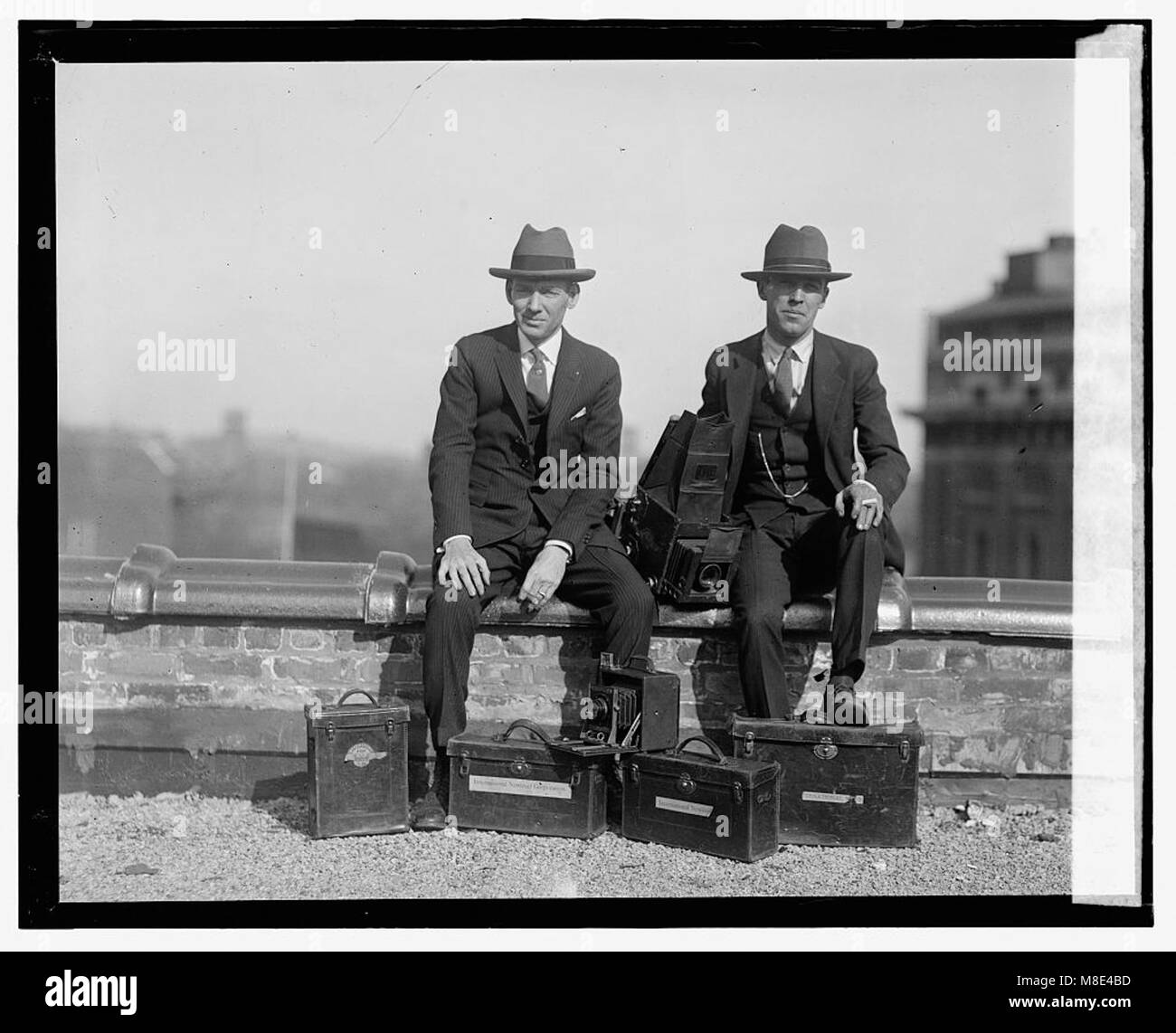 Foto des Van Tine & Johnson Gebäudes oder Unternehmens. Das Bild erfasst das Äußere und bietet eine historische Ansicht des Geschäfts oder der Struktur während des Zeitraums. Stockfoto