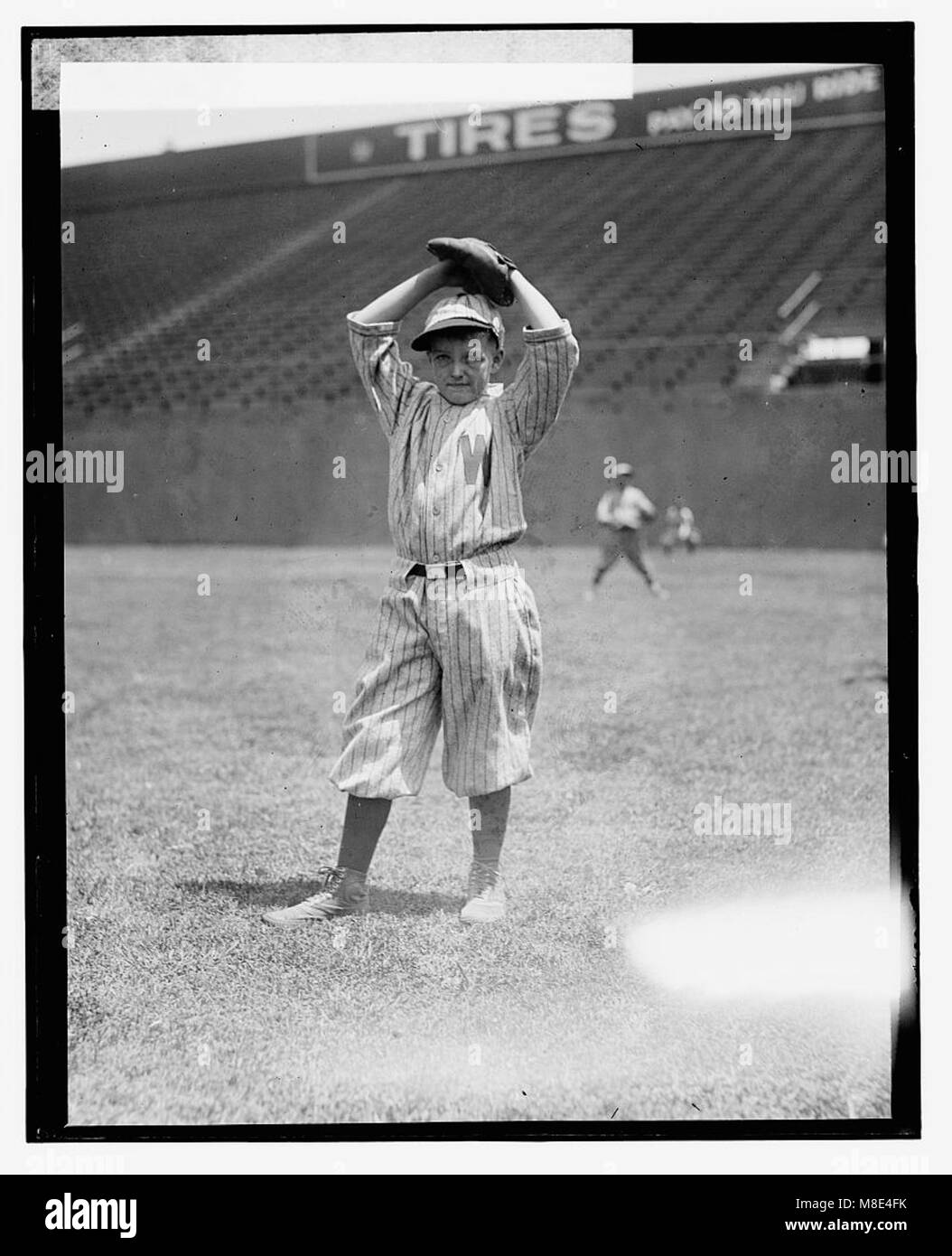 Dieses Bild zeigt Walter Johnson Jr. am 21. Juli 1924, der wahrscheinlich einen Moment seines Lebens während einer bedeutenden Periode der amerikanischen Geschichte oder persönlichen Bedeutung festnimmt. Stockfoto