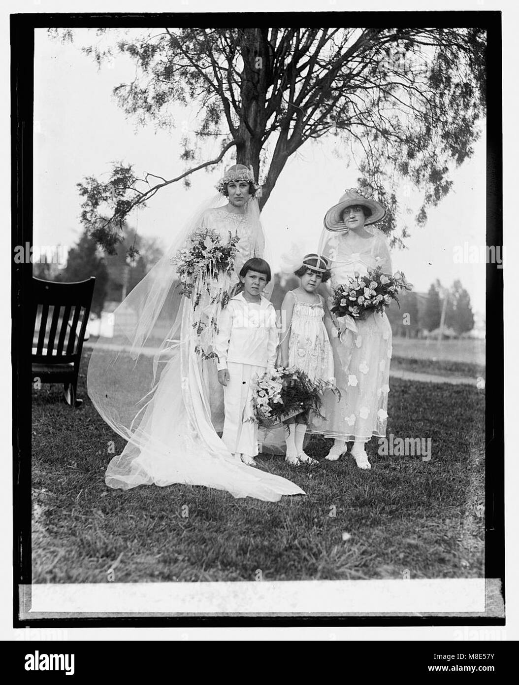 Ein Hochzeitsfoto zur Byars-Coontz-Zeremonie am 6. Mai 1924. Das Bild zeigt die Kleidung, die Gäste und die Feier der vereinigung zwischen dem Paar. Stockfoto