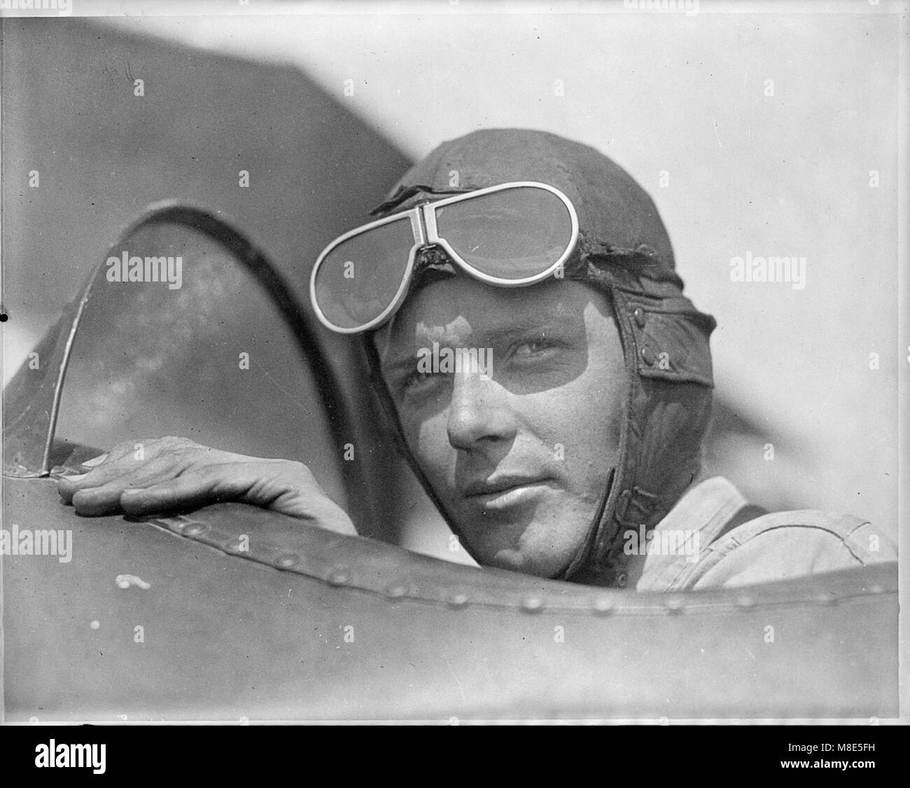 Charles Lindbergh im offenen Cockpit seines Flugzeugs auf Lambert Field in St. Louis, Missouri, trug einen Helm mit Brille und hielt einen Moment während seiner Pionierkarriere in der Luftfahrt fest. Stockfoto