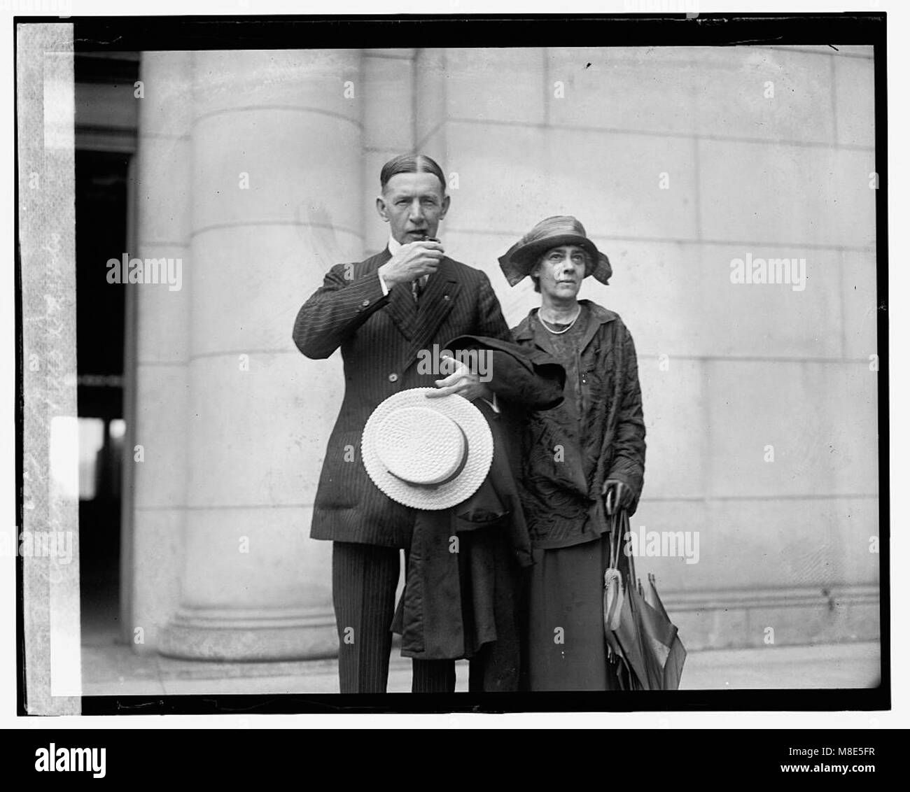 Das Foto zeigt Charles G. Dawes und seine Frau, aufgenommen 1924. Dawes, ein amerikanischer Banker und Politiker, war Vizepräsident unter Calvin Coolidge. Das Bild unterstreicht ihre persönliche und öffentliche Bedeutung in der US-Politik des frühen 20. Jahrhunderts. Stockfoto