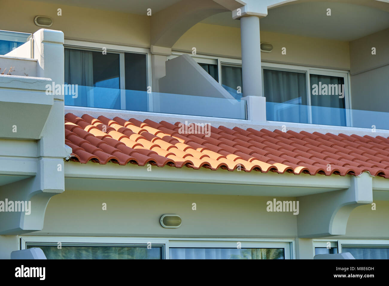 Hotelgebäude mit Balkon und Dach aus Kacheln aus nächster Nähe Stockfoto