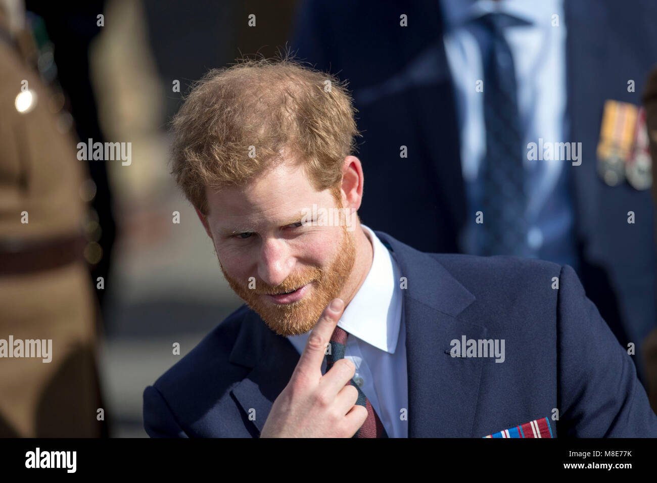 Prinz Harry im Army Aviation Center in Middle Wallop, Hampshire, wo er unternahm advanced Helicopter Training, zu den neuesten Absolventen mit ihren Flügeln. Stockfoto