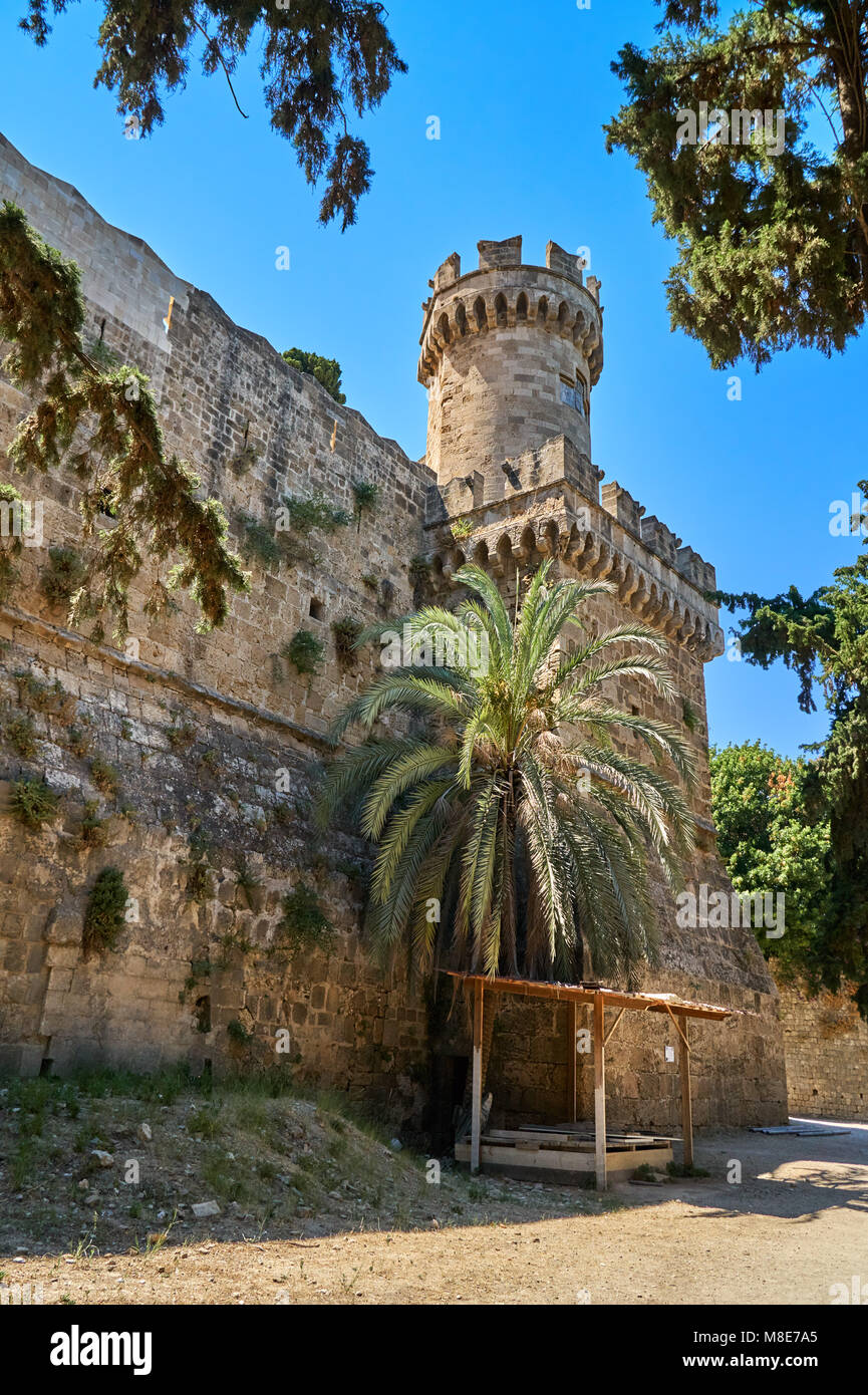 Mauern einer alten Festung mit einem Wachturm Stockfoto