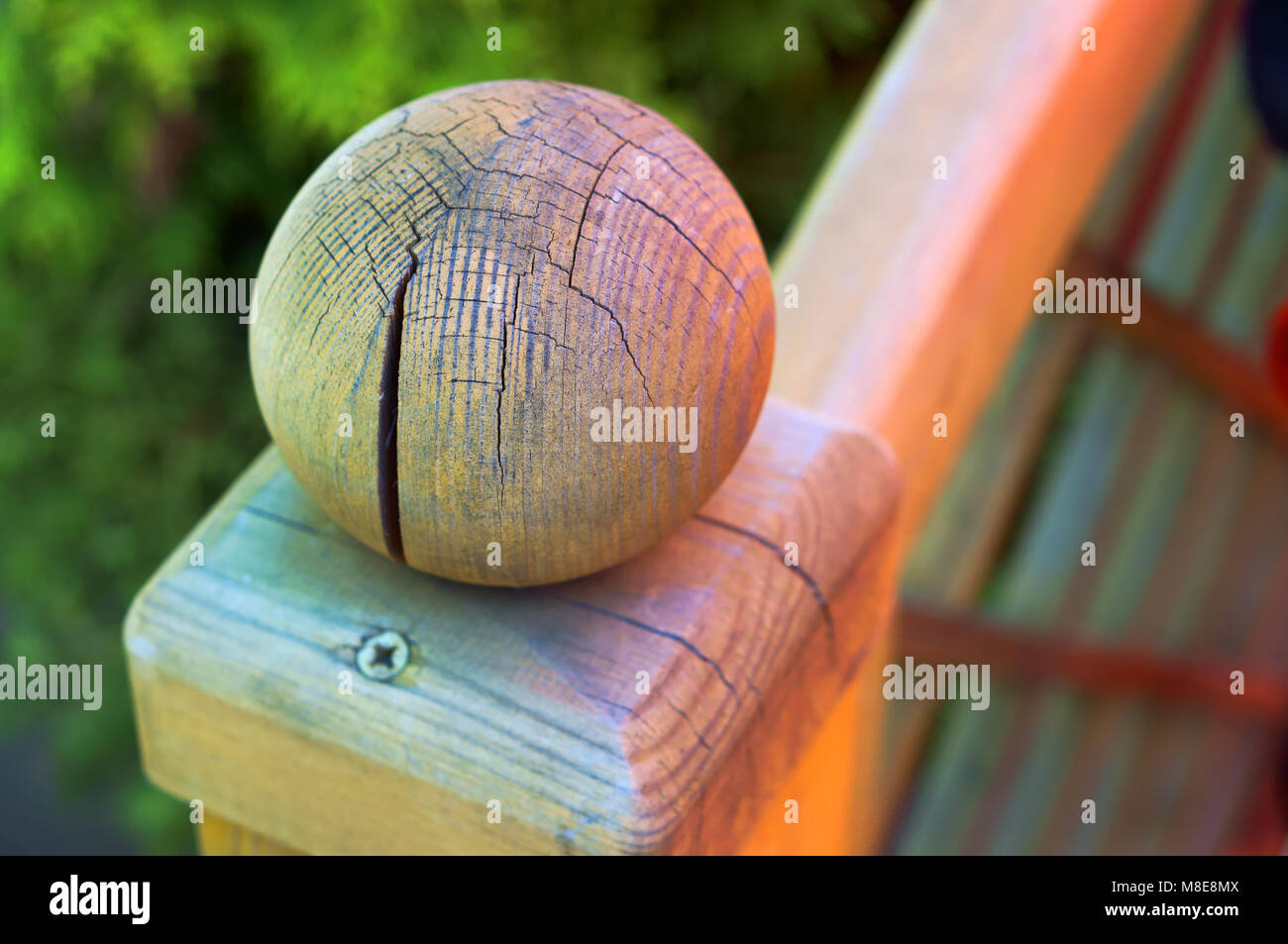 Der Ball ist aus Massivholz, gebrochene Holz Raupe, runde Spitze Treppe Geländer, Kugel mit einem Knacken von Holz Stockfoto