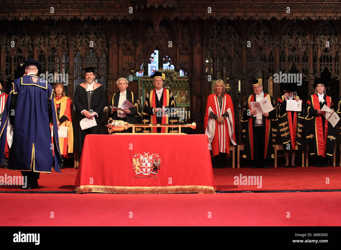 Die Herzogin von Cornwall an der Universität Chester Abschlussfeier in Chester Cathedral, wo Sie die Ehrendoktorwürde in Anerkennung ihres Engagements für die Förderung der Alphabetisierung und feiern Literatur erhalten. Stockfoto