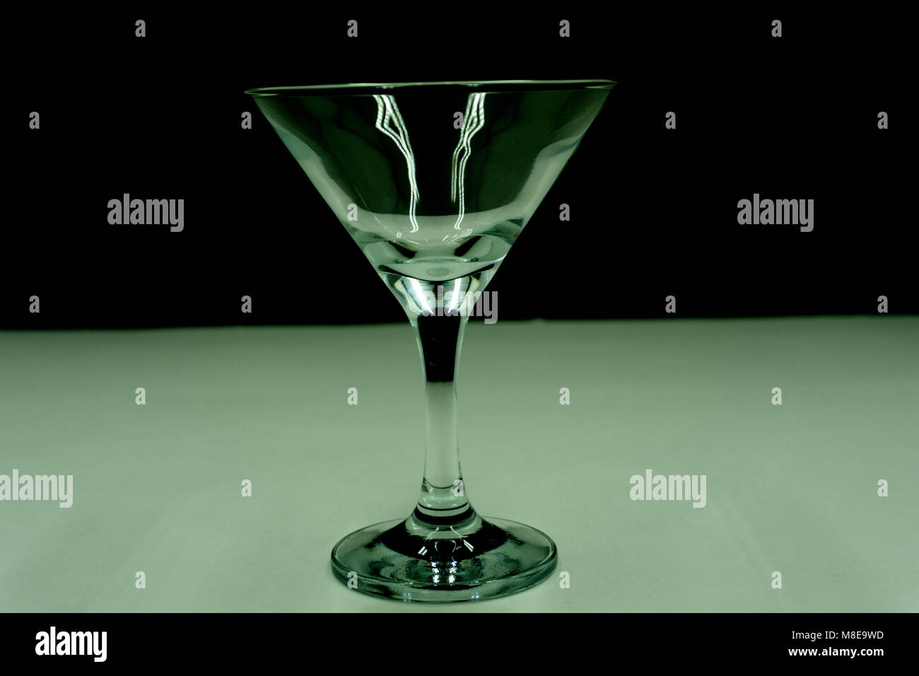 Leeren Martini Glas auf grauem Hintergrund Stockfoto