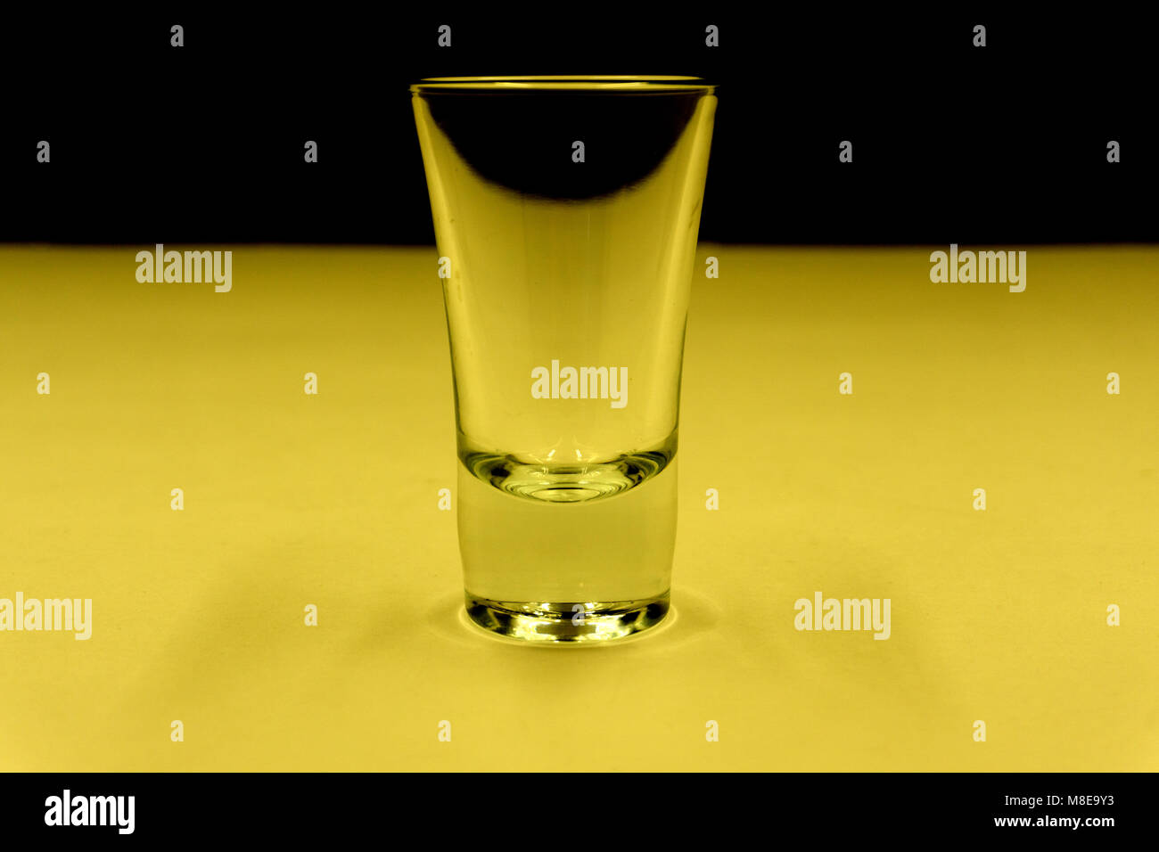 Leere auf gelbem Hintergrund Stapel Stockfoto