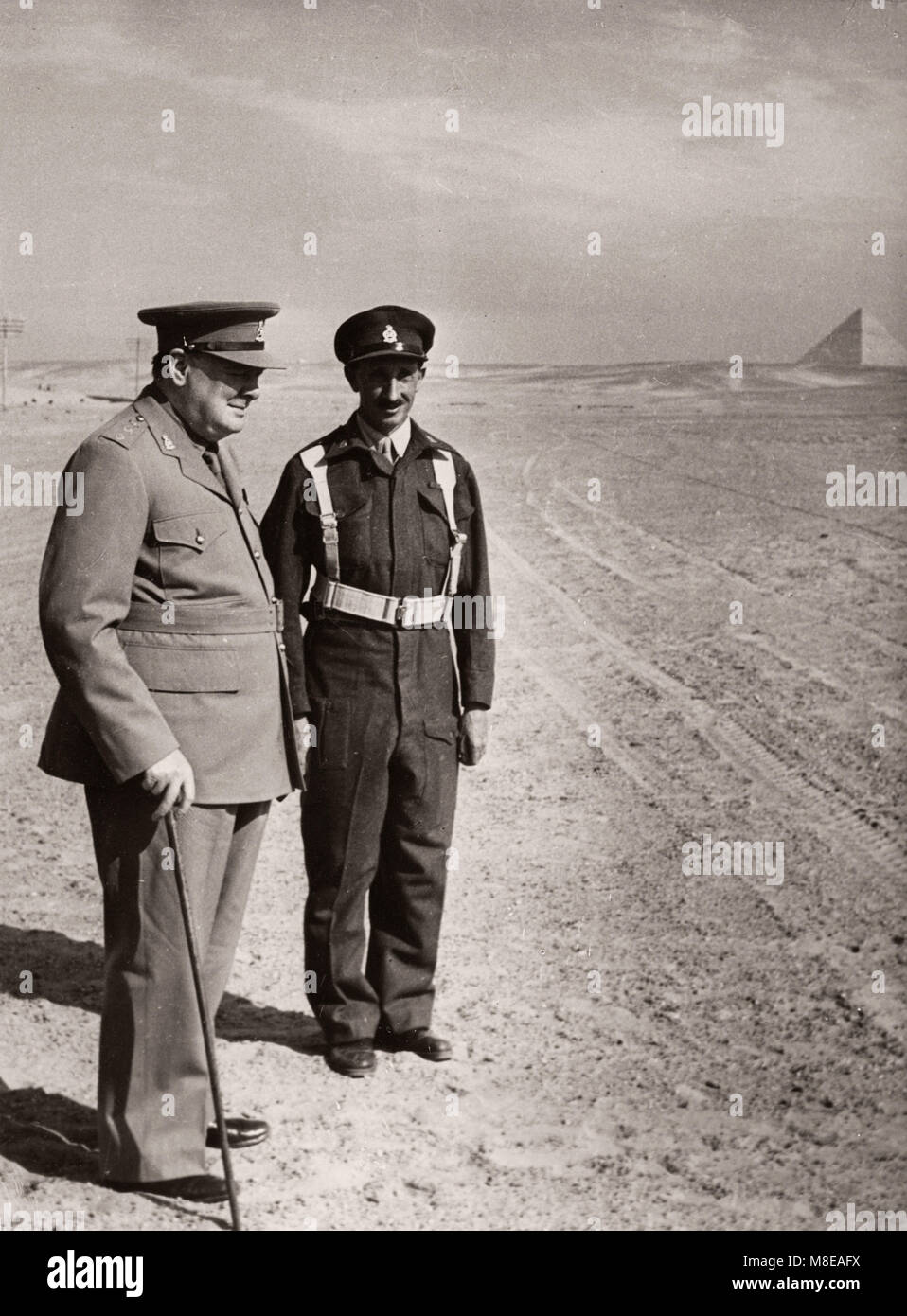 1943 Ägypten - der britische Premierminister Winston Churchill Überprüfung der Truppen der 4. Queen eigene Husaren am 3. Dezember Stockfoto