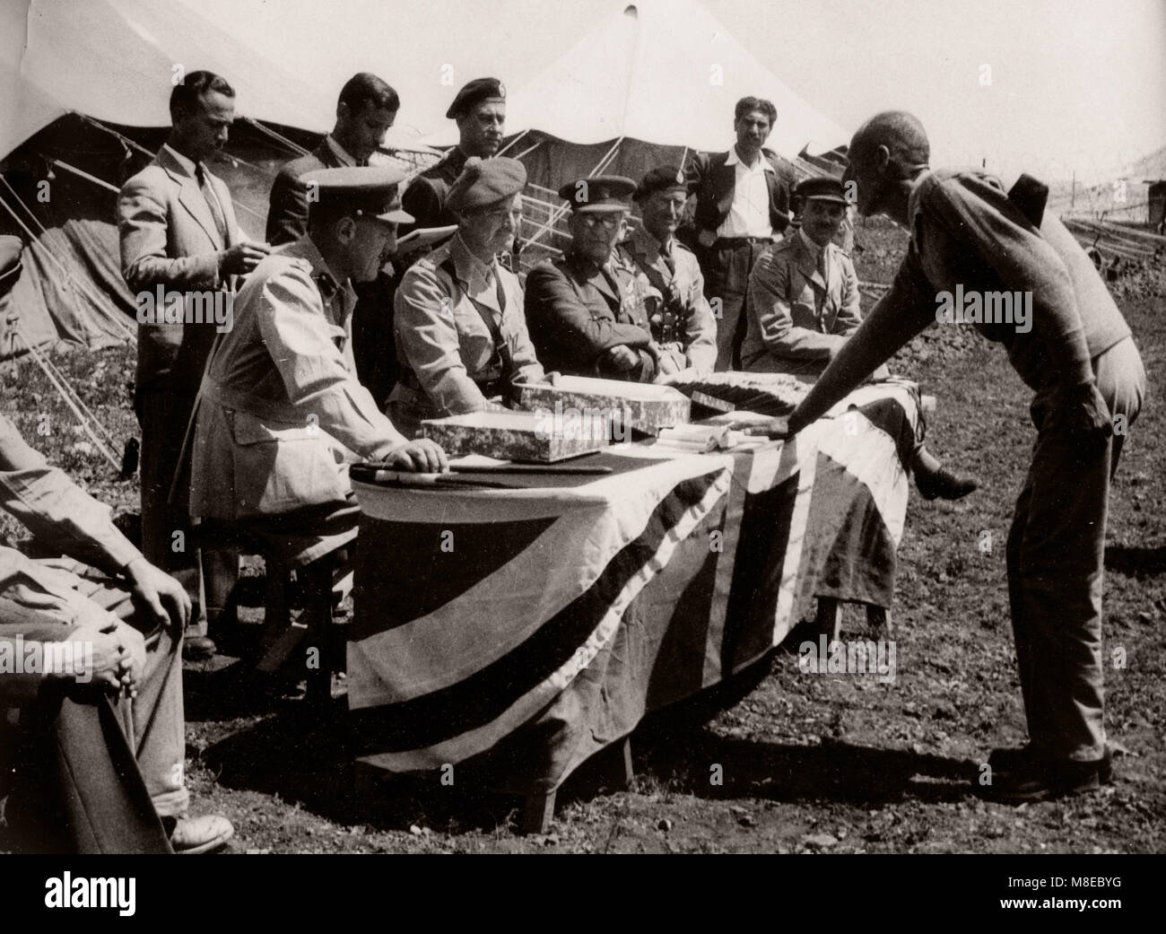 1943 Naher Osten Syrien - Szene in Aleppo - British Army Rekruten - rekrutieren Eid auf den Koran Stockfoto