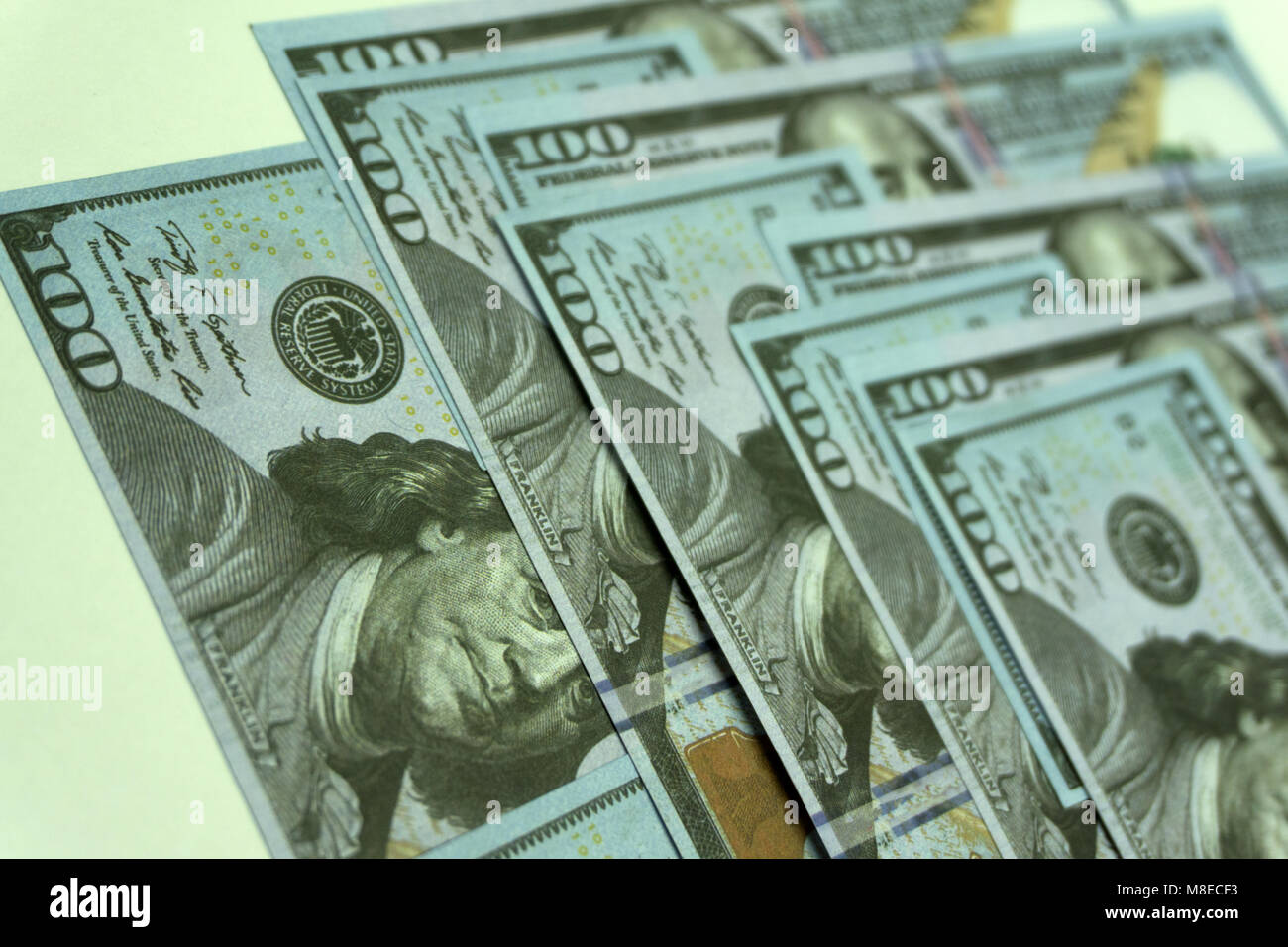 Amerikanische Dollar. Einen Stapel Hundert-Euro-Scheine. In der Nähe der neuen hundert Dollar Bill auf dem blauen Hintergrund Stockfoto