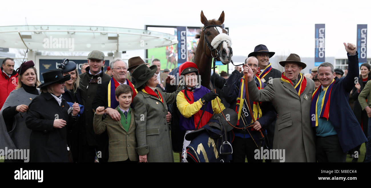 Jockey Richard Johnson (Mitte) und der Rest der Mannschaft feiern Gewinnen der Timico Cheltenham Gold Cup Chase mit nativen Fluß während der Gold Cup Tag der Cheltenham Festival 2018 in Cheltenham Racecourse. Stockfoto