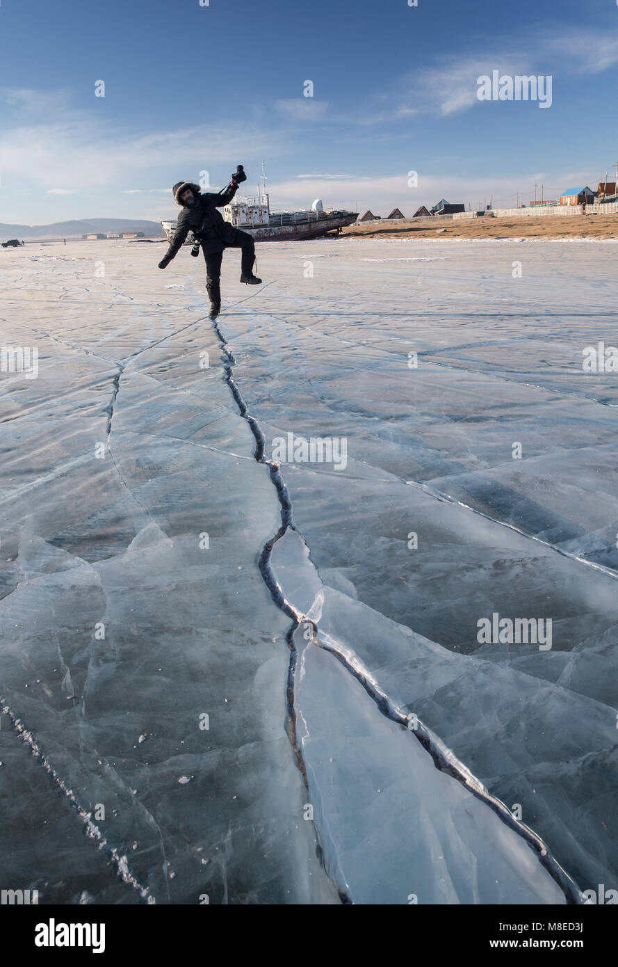Der Mensch selbst Balancieren auf Risse im Eis Stockfoto