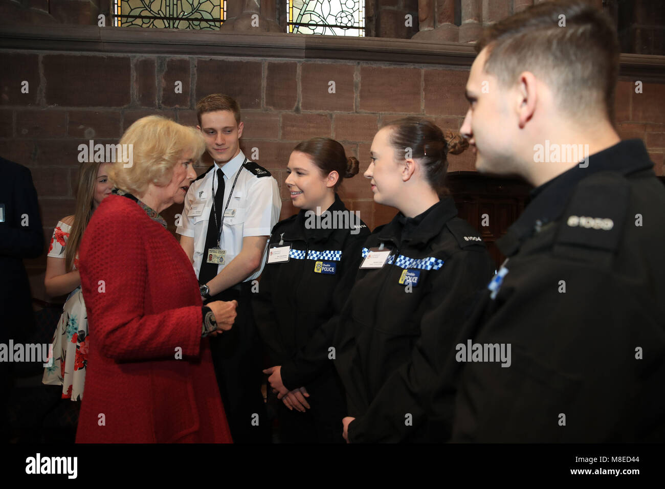 Die Herzogin von Cornwall Sitzung Polizisten bei einem Empfang, nachdem sie ihren Ehrendoktor in Anerkennung ihres Engagements für die Förderung der Alphabetisierung und feiern Gyles Brandreth Literatur aus dem Bundeskanzler, als sie der Universität von Chester Abschlussfeier in Chester Cathedral besucht. Stockfoto
