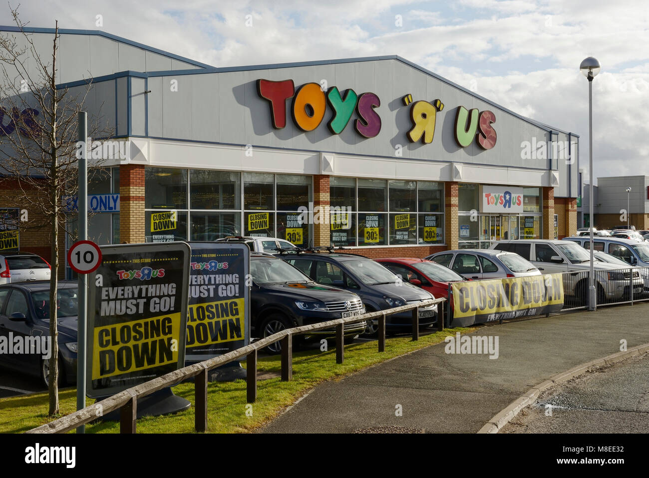 Chester, UK. 16. März 2018. Der Toys R Us Schließung Verkauf weiterhin im Store auf alten Dichtungen Weg am Stadtrand von Chester. Credit: Andrew Paterson/Alamy leben Nachrichten Stockfoto