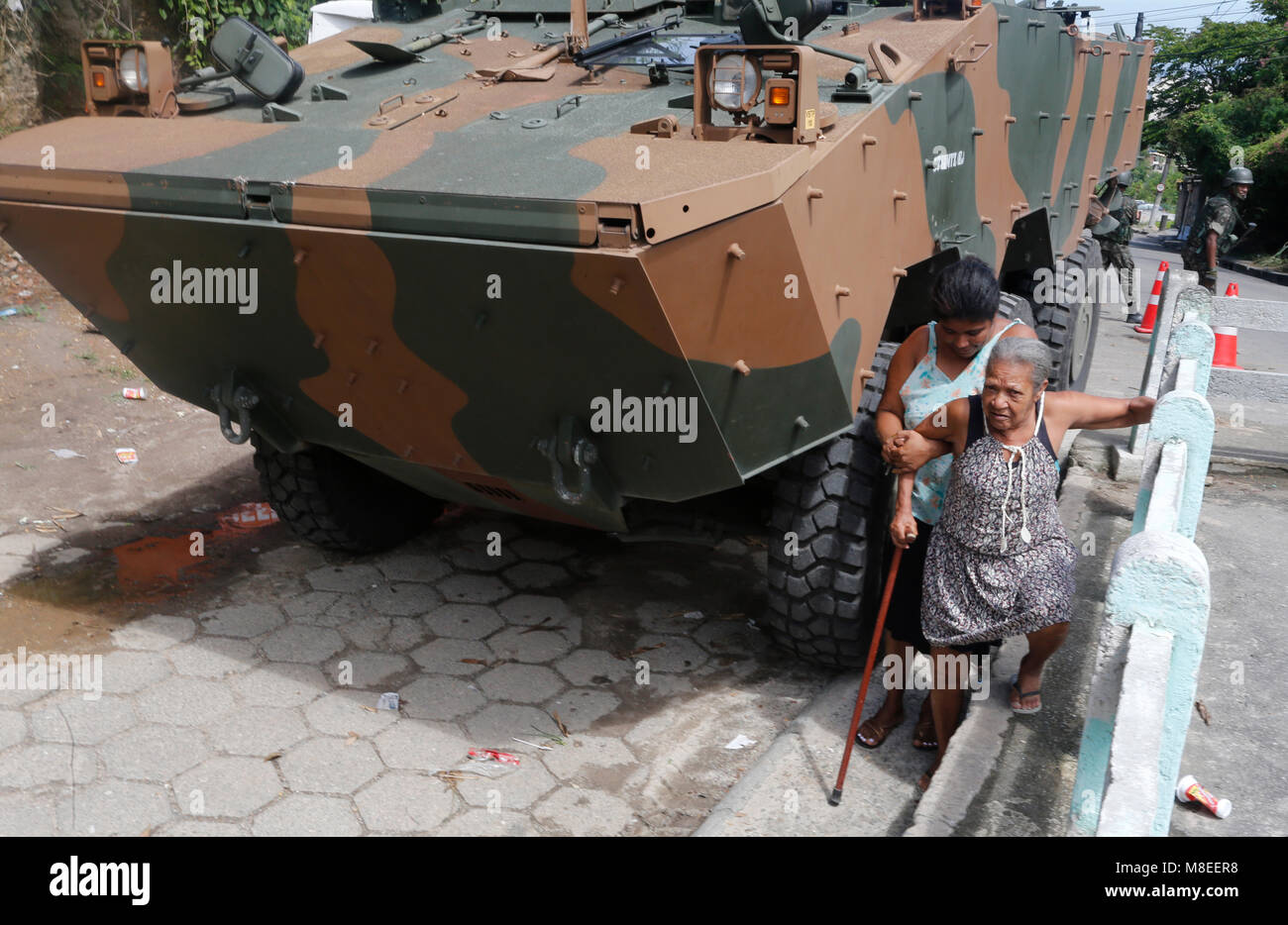 Rio de Janeiro, Brasilien 16 März, 2018 Bewohner der Elendsviertel Viradouro Kreuze vor der brasilianischen Armee Soldaten und Fahrzeugen Patrouillen in den Slums. Credit: Antonio Di Paola/Alamy leben Nachrichten Stockfoto