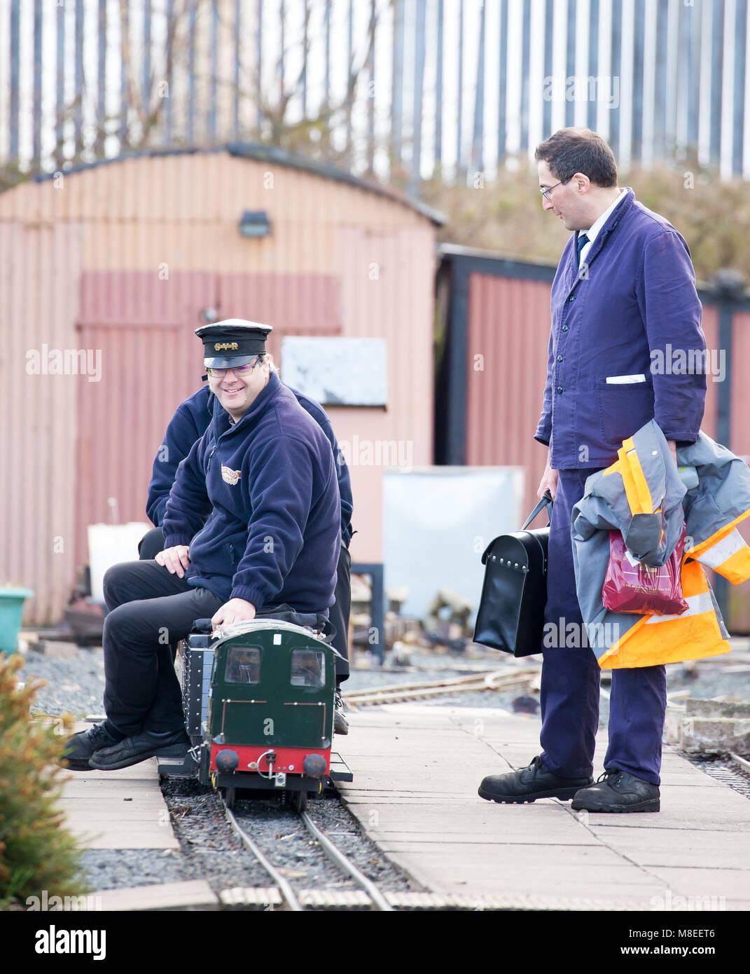 Kidderminster, Großbritannien. 16. März, 2018. Severn Valley Rail sportbegeisterten Aufnehmen von Bildern und Reisen auf dem Dampf rail line von Kidderminster, Bridgnorth, Beginn der Severn Valley Railway Feder Dampf Gala Kennzeichnung. Mit Sonnenschein im Überfluss, viele Menschen sind in einer Zeit, in der Reisen auf Lokomotiven wie der Tornado und König Edward II extravagant zu sein schien. Quelle: Lee Hudson/Alamy leben Nachrichten Stockfoto