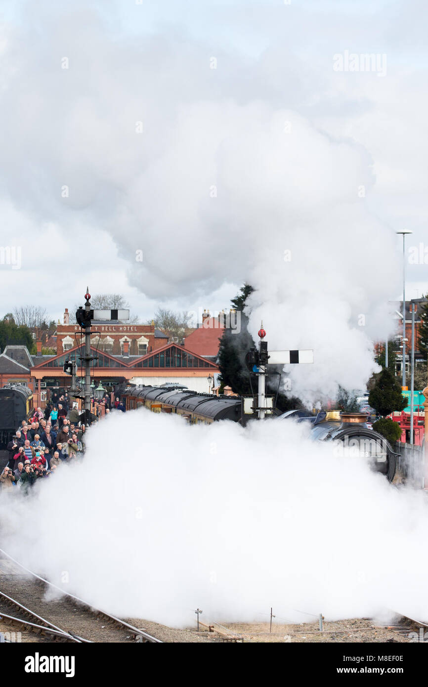 Kidderminster, Großbritannien. 16. März, 2018. Severn Valley Rail sportbegeisterten Aufnehmen von Bildern und Reisen auf dem Dampf rail line von Kidderminster, Bridgnorth, Beginn der Severn Valley Railway Feder Dampf Gala Kennzeichnung. Mit Sonnenschein im Überfluss, viele Menschen sind in einer Zeit, in der Reisen auf Lokomotiven wie der Tornado und König Edward II extravagant zu sein schien. Quelle: Lee Hudson/Alamy Live News, Stockfoto