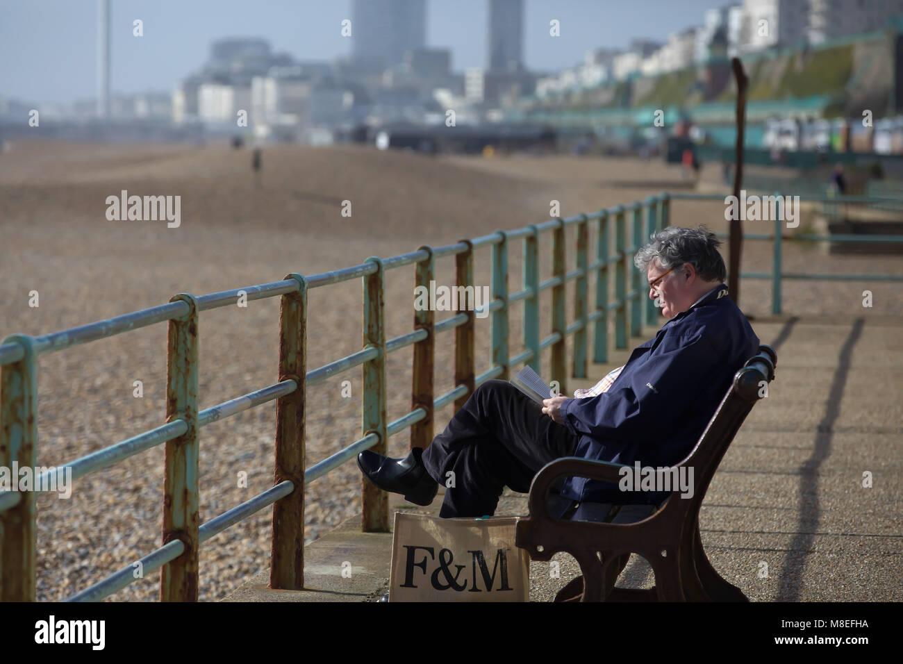 Brighton, UK, 16. März 2018, Menschen genießen Sie die sonnigen und warmen Wetter und am Strand zu sitzen am Brighton. credit Keith Larby/Alamy leben Nachrichten Stockfoto