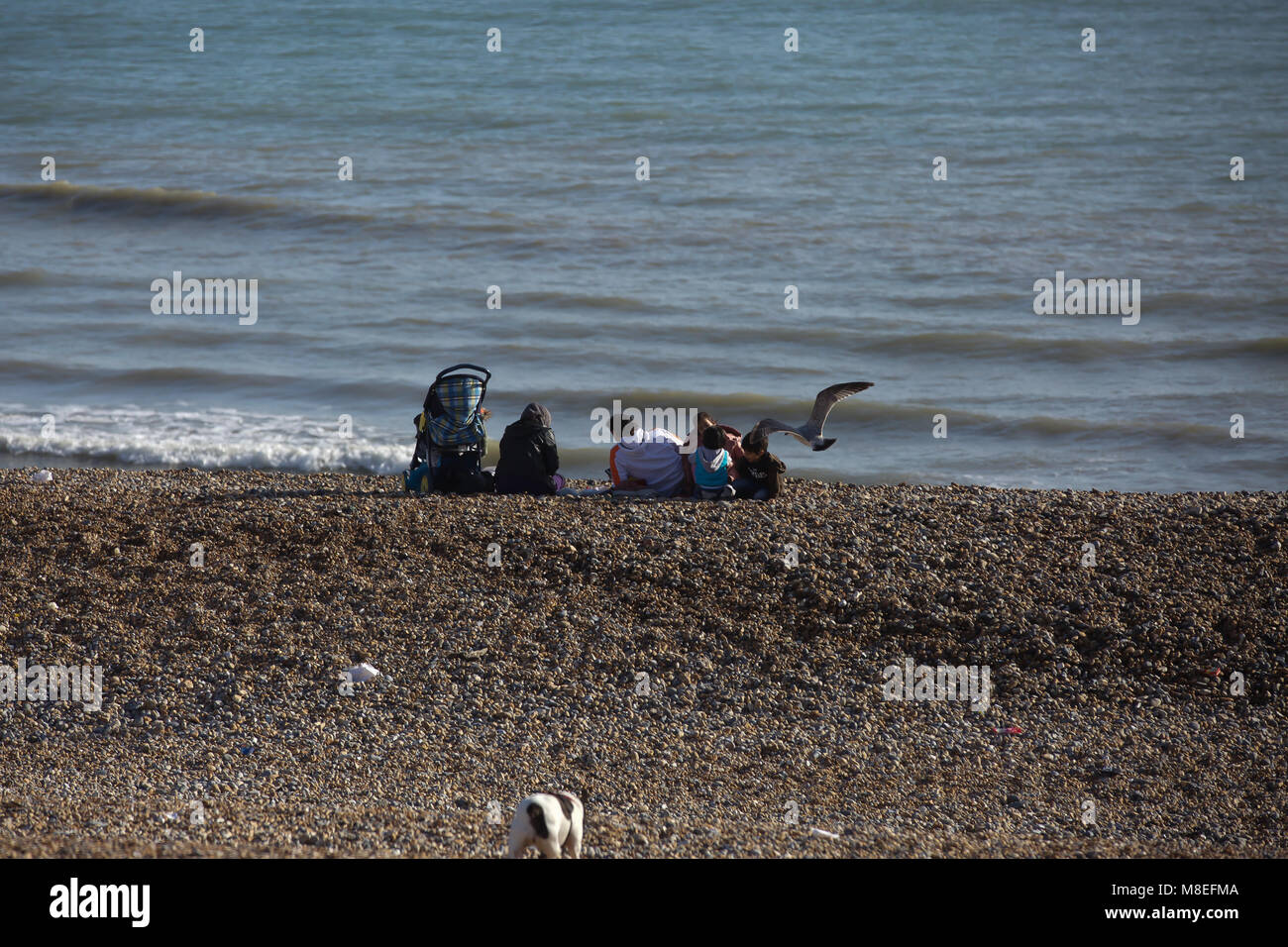 Brighton, UK, 16. März 2018, Menschen genießen Sie die sonnigen und warmen Wetter und am Strand zu sitzen am Brighton. credit Keith Larby/Alamy leben Nachrichten Stockfoto