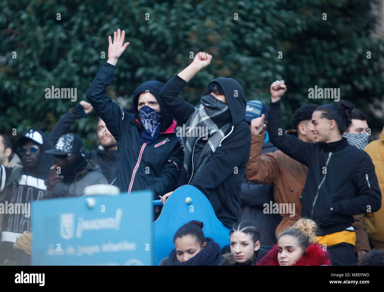 Madrid, Spanien. 16. März, 2018. Konzentration der Sub-saharians in der Nachbarschaft von Lavapies in Madrid nach dem Tot von Mame Mbaye (35), einem senegalesischen Migranten durch Herzinfarkt auf der Straße, während die polizeiliche Verfolgung. (Foto: Jose Cuesta/261/Cordon drücken). Credit: CORDON Cordon Drücken Sie die Taste/Alamy leben Nachrichten Stockfoto