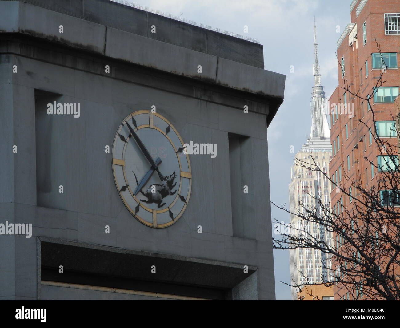 15 März 2018, USA, New York: Das Bild einer Ratte durch die britische Graffiti Künstler Banksy auf eine Uhr gesprüht wird, entsteht der Eindruck, dass das Tier auf einem Laufrad läuft. Die Uhr ist Teil einer kommerziellen Bau fit für den Abriss. Foto: Johannes Schmitt-Tegge/dpa Stockfoto