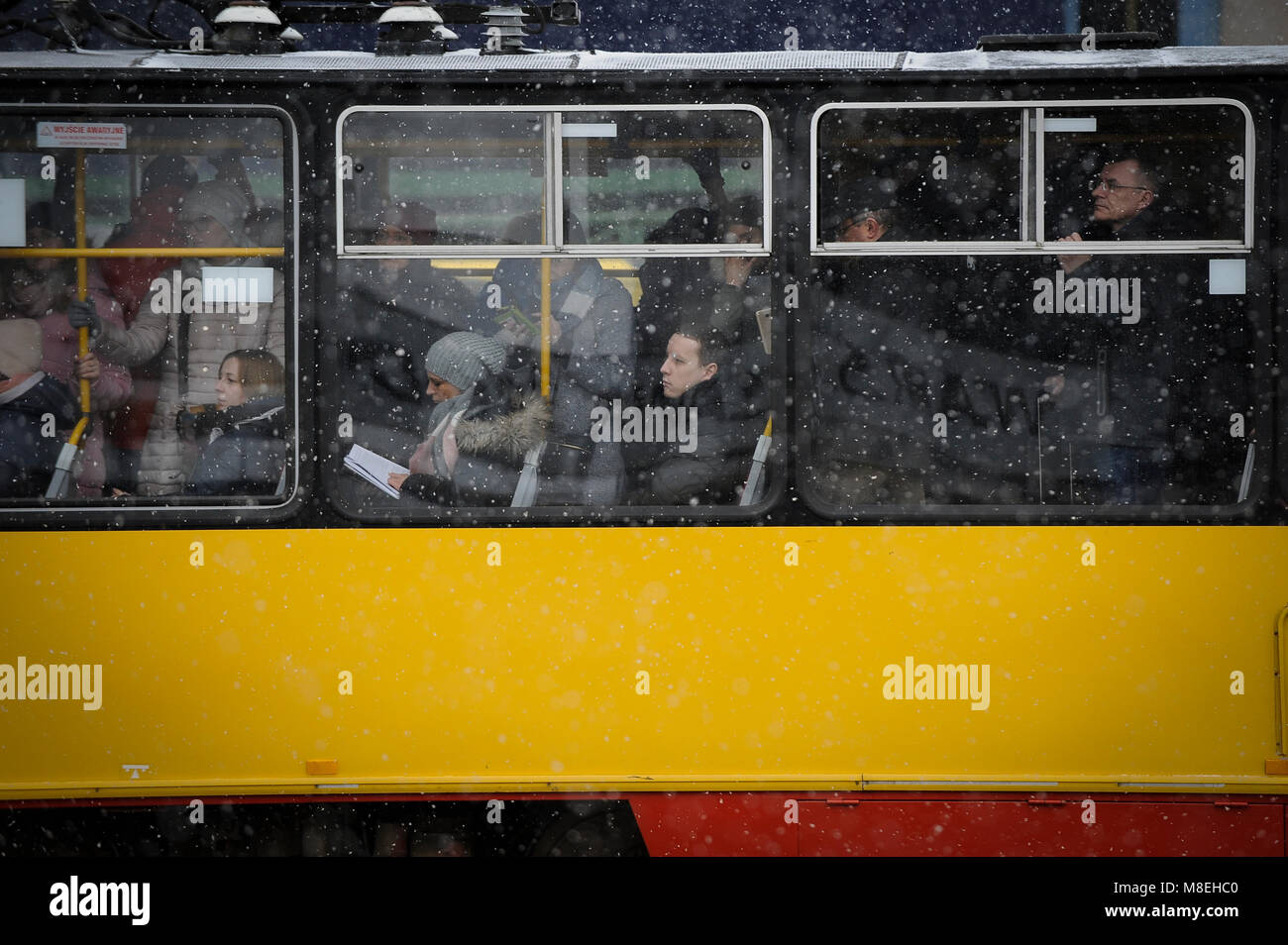 Warschau, Polen am 16. März 2018. Die Menschen sind zu sehen in einer Strassenbahn in Warschau, Polen am 16. März 2018. Nach einem Bann von warmen Temperaturen im Land wieder unter Null. Credit: Jaap Arriens/Alamy leben Nachrichten Stockfoto