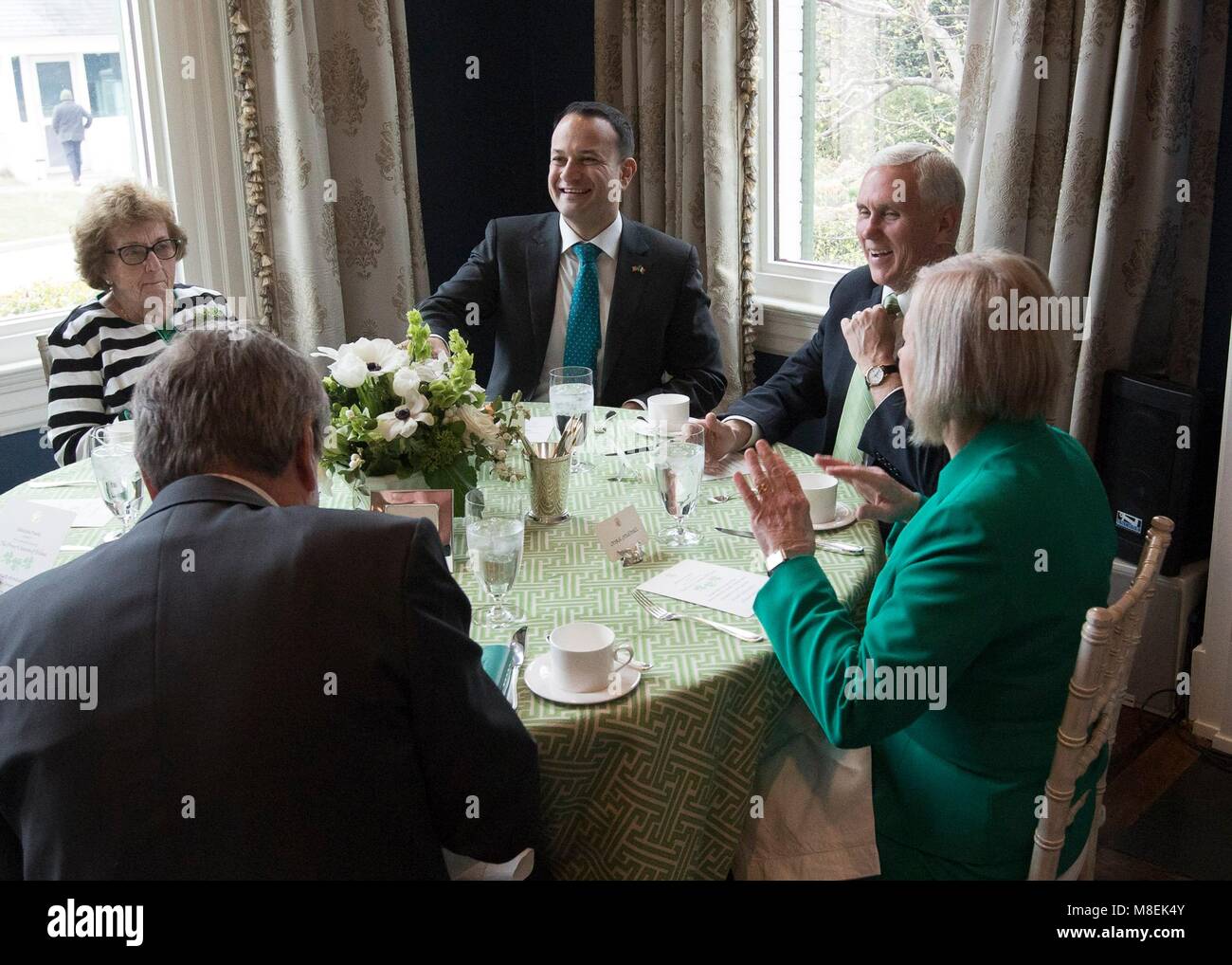 Us Vice President Mike Pence, rechts, während ein St. Patricks Tag Frühstück mit irischen Taoiseach Leo Varadkar, Mitte, an der Naval Observatory März 16, 2018, Washington, DC. Stockfoto