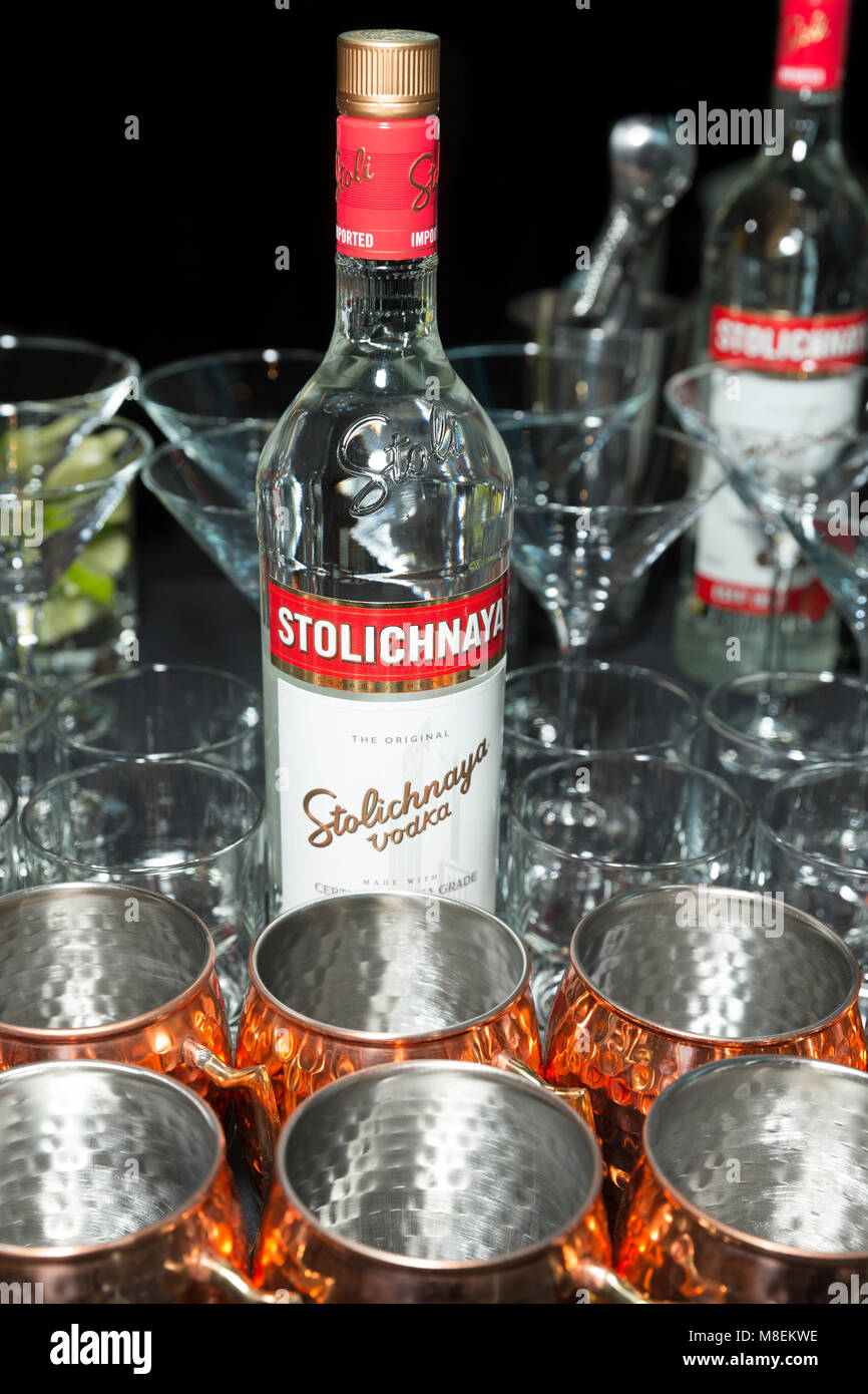 New York, NY - 16. März 2018: Flasche Stolichnaya Vodka auf dem Display während FX die Amerikaner Staffel 6 Premiere in der Alice Tully Hall im Lincoln Center Credit: Lev radin/Alamy leben Nachrichten Stockfoto