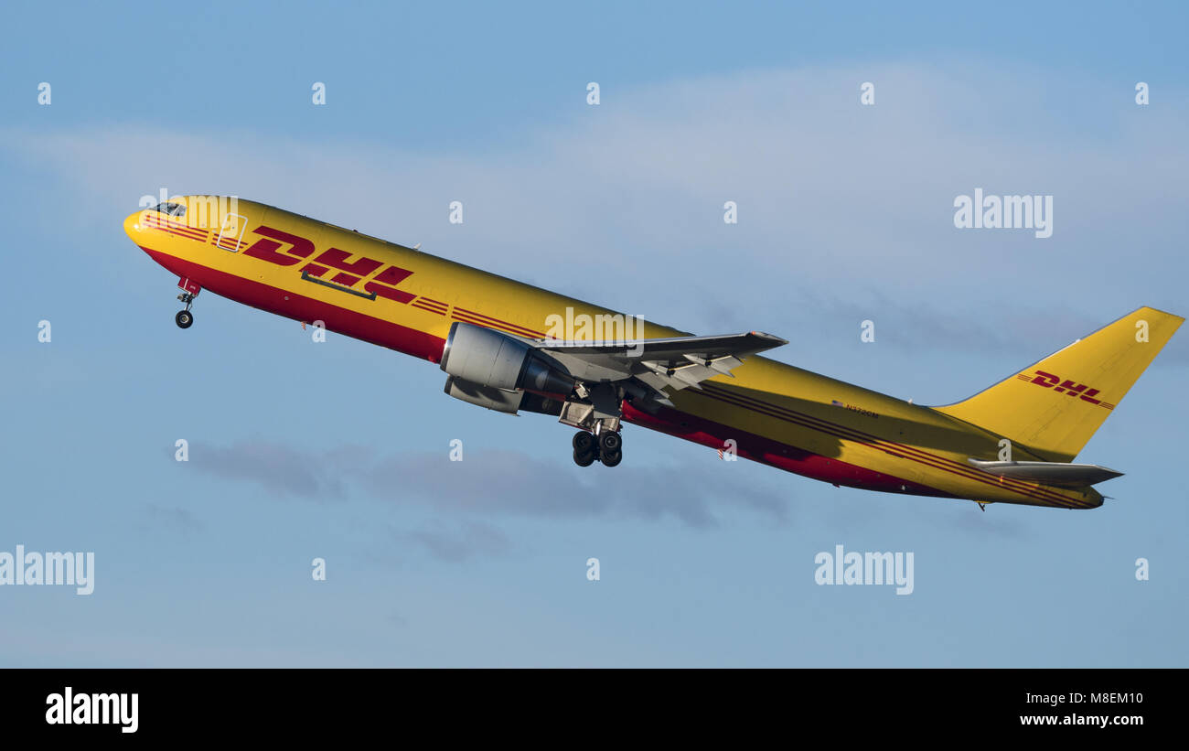 Richmond, British Columbia, Kanada. 15 Mär, 2018. Eine ABX Air Boeing 767-300ER (N 372 CM) Air Cargo Frachter in DHL Anstrich verpasst sich entfernt vom internationalen Flughafen Vancouver. Credit: bayne Stanley/ZUMA Draht/Alamy leben Nachrichten Stockfoto