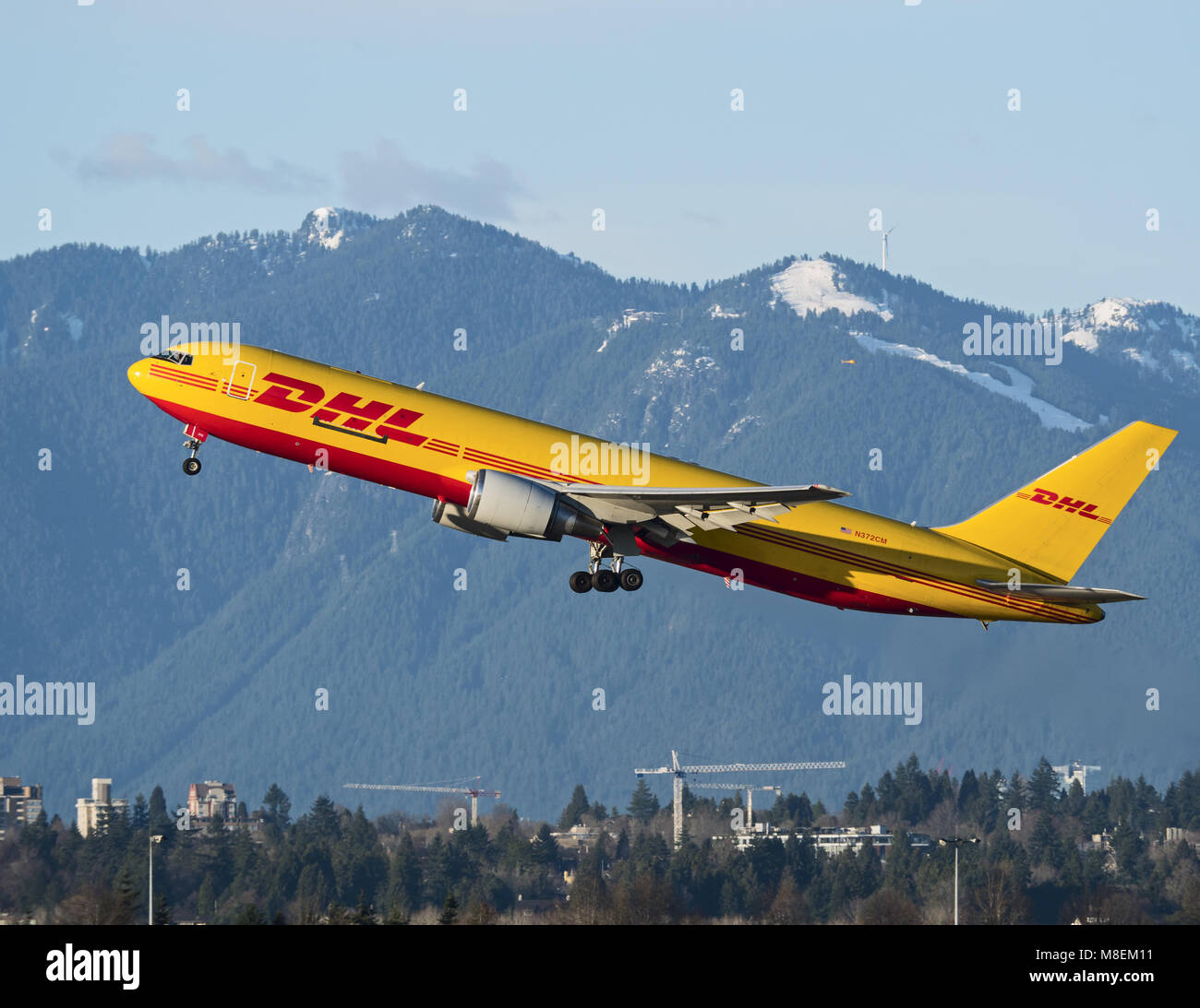 Richmond, British Columbia, Kanada. 15 Mär, 2018. Eine ABX Air Boeing 767-300ER (N 372 CM) Air Cargo Frachter in DHL Anstrich verpasst sich entfernt vom internationalen Flughafen Vancouver. Credit: bayne Stanley/ZUMA Draht/Alamy leben Nachrichten Stockfoto