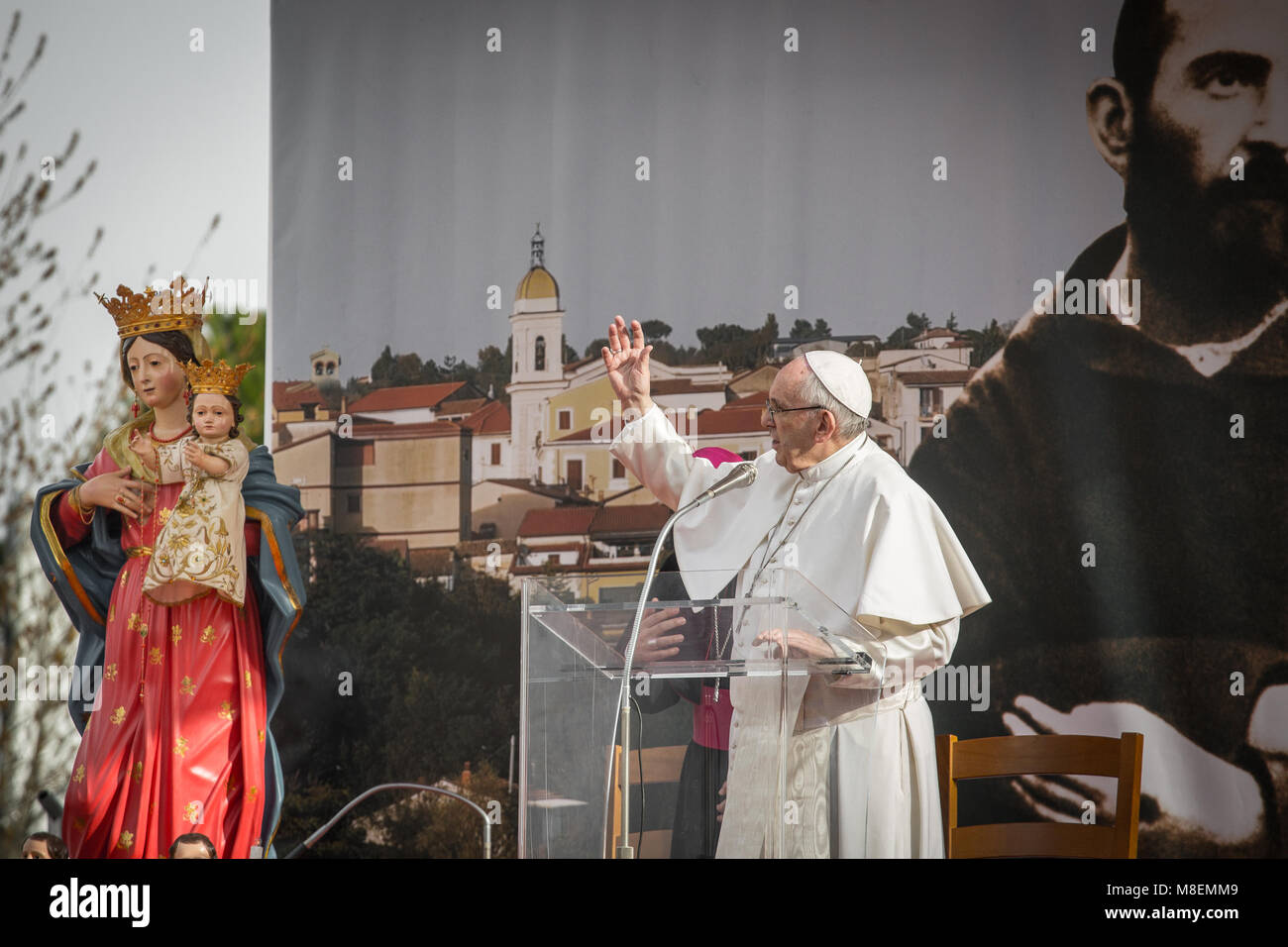 Pietrelcina, Italien. 17 Mär, 2018. Papst Franziskus, anlässlich der 50. Jahrestag des Todes von Pater Pio, ging nach Pietrelcina, einem Dorf, die Geburt des heiligen Gaben. In Piana Romana, wenige Kilometer von der Stadt entfernt, der Heilige Vater betete im Elm der Stigmata von San Pio und traf den Gläubigen. (Italien, Pietrelcina (BN), 17. März 2018) Credit: Unabhängige Fotoagentur/Alamy leben Nachrichten Stockfoto