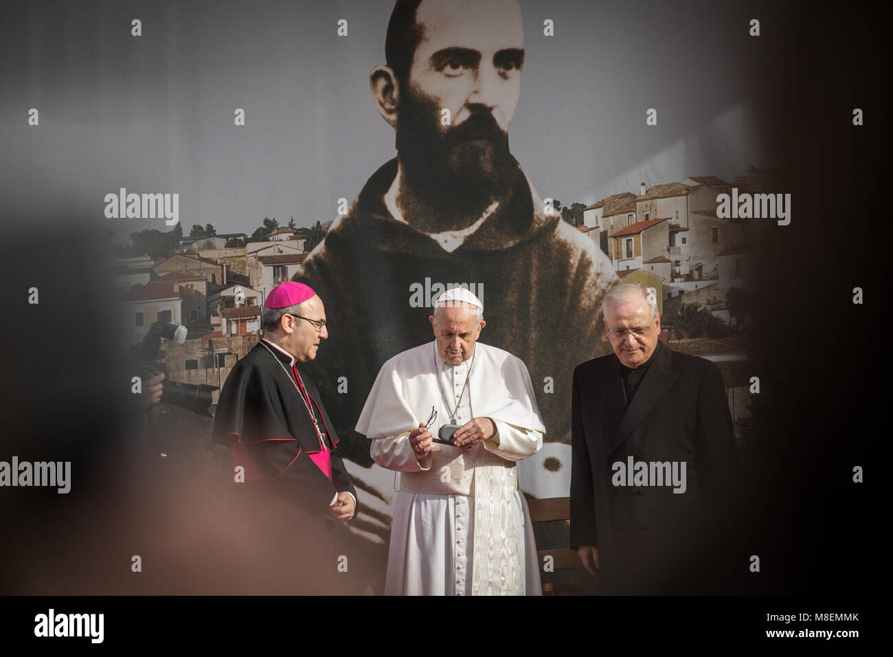 Pietrelcina, Italien. 17 Mär, 2018. Papst Franziskus, anlässlich der 50. Jahrestag des Todes von Pater Pio, ging nach Pietrelcina, einem Dorf, die Geburt des heiligen Gaben. In Piana Romana, wenige Kilometer von der Stadt entfernt, der Heilige Vater betete im Elm der Stigmata von San Pio und traf den Gläubigen. (Italien, Pietrelcina (BN), 17. März 2018) Credit: Unabhängige Fotoagentur/Alamy leben Nachrichten Stockfoto