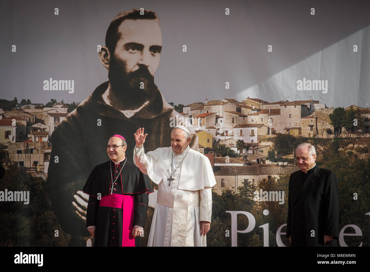 Pietrelcina, Italien. 17 Mär, 2018. Papst Franziskus, anlässlich der 50. Jahrestag des Todes von Pater Pio, ging nach Pietrelcina, einem Dorf, die Geburt des heiligen Gaben. In Piana Romana, wenige Kilometer von der Stadt entfernt, der Heilige Vater betete im Elm der Stigmata von San Pio und traf den Gläubigen. (Italien, Pietrelcina (BN), 17. März 2018) Credit: Unabhängige Fotoagentur/Alamy leben Nachrichten Stockfoto