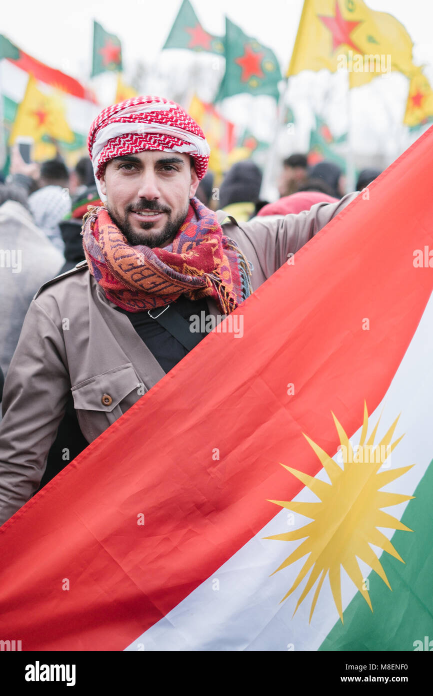 Hannover, Deutschland, 17. März 2018. Ahmad aus Ulm Holding eine kurdische Flagge während einer Demonstration von Kurden und anderen Gruppen gegen die türkische Militäroffensive im Norden Syriens. Foto: Ole Spata/dpa Stockfoto