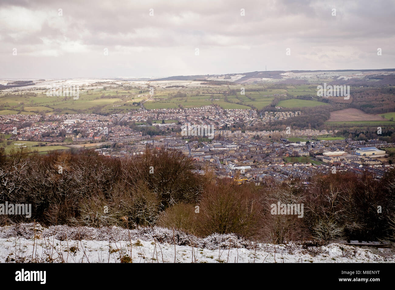 Otley, West Yorkshire, UK. 17. März 2018. Die Bewohner der Stadt Otley in der Nähe von Leeds, sammeln Sie auf einem verschneiten Hügel bei eisigen Temperaturen, die für die Ansammlung von Ostern Kreuz der Stadt. 25 Meile pro Stunde Winde bedroht die jährliche Veranstaltung zu sammelschale jedoch eine Flaute im entscheidenden Augenblick erlaubt die Veranstaltung, um voran zu gehen. Das Bild zeigt die Stadt Otley vom Standort des Kreuzes gesehen. © Ian Wray/Alamy leben Nachrichten Stockfoto