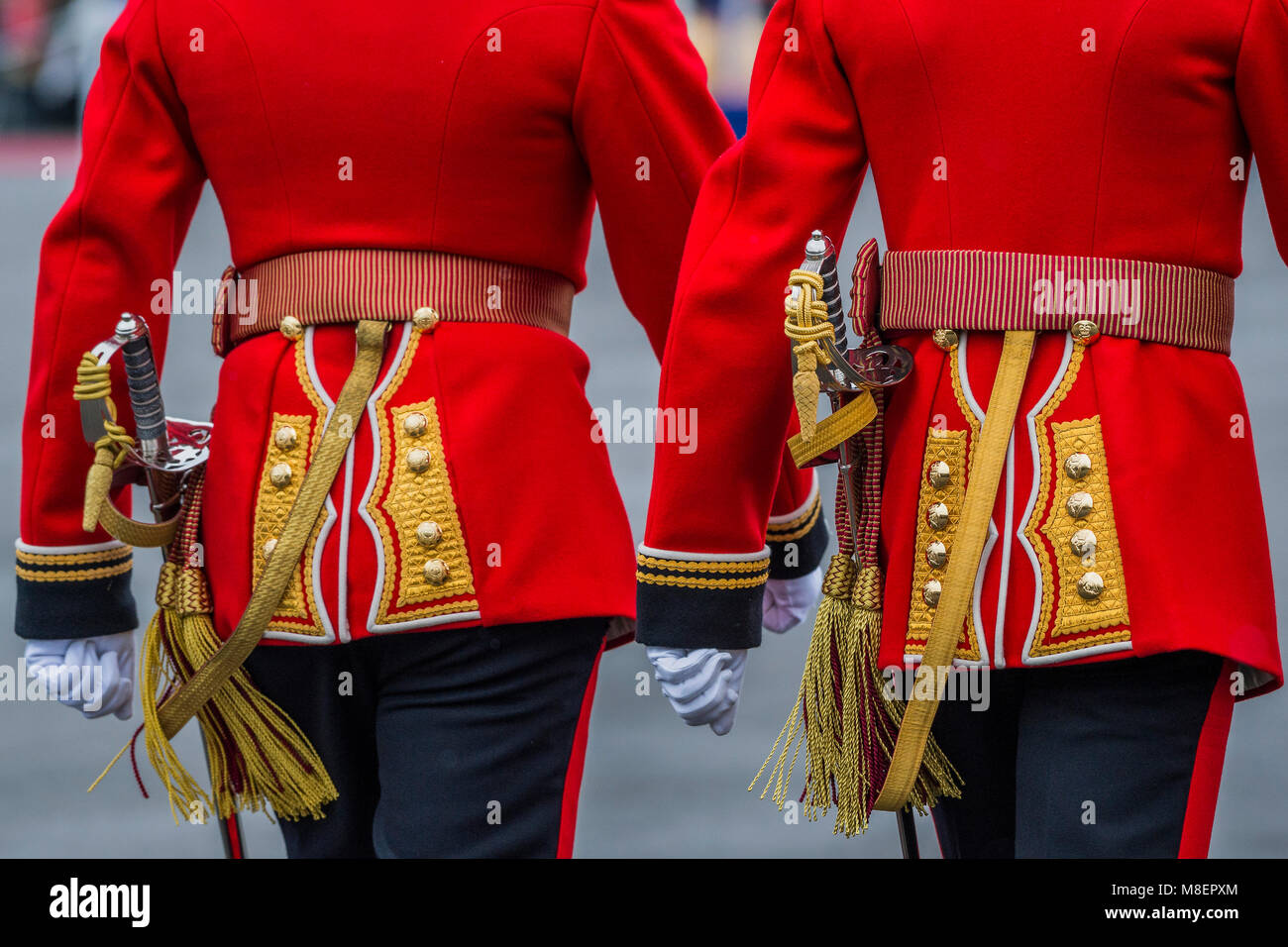 London, UK, 17. März 2018. Offiziere zu Fuß den Paradeplatz vor der Parade - der Herzog von Cambridge, Oberst der Irischen Schutzvorrichtungen, die von der Herzogin von Cambridge begleitet, besuchte die 1.BATAILLON Irish Guards an der St. Patrick's Day Parade. Credit: Guy Bell/Alamy leben Nachrichten Stockfoto