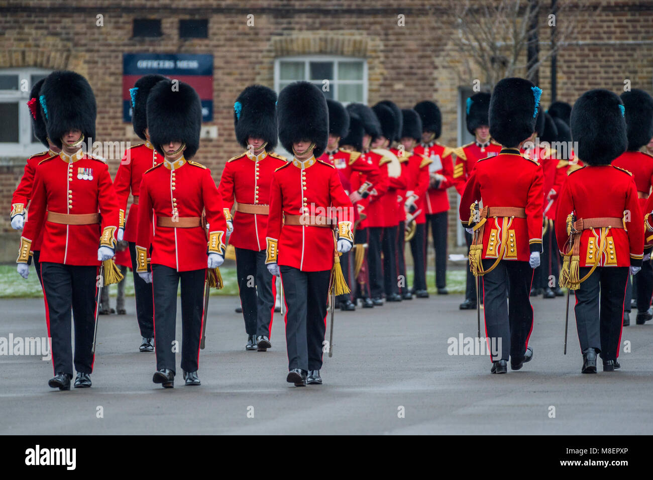 London, UK, 17. März 2018. Offiziere zu Fuß den Paradeplatz vor der Parade - der Herzog von Cambridge, Oberst der Irischen Schutzvorrichtungen, die von der Herzogin von Cambridge begleitet, besuchte die 1.BATAILLON Irish Guards an der St. Patrick's Day Parade. Credit: Guy Bell/Alamy leben Nachrichten Stockfoto